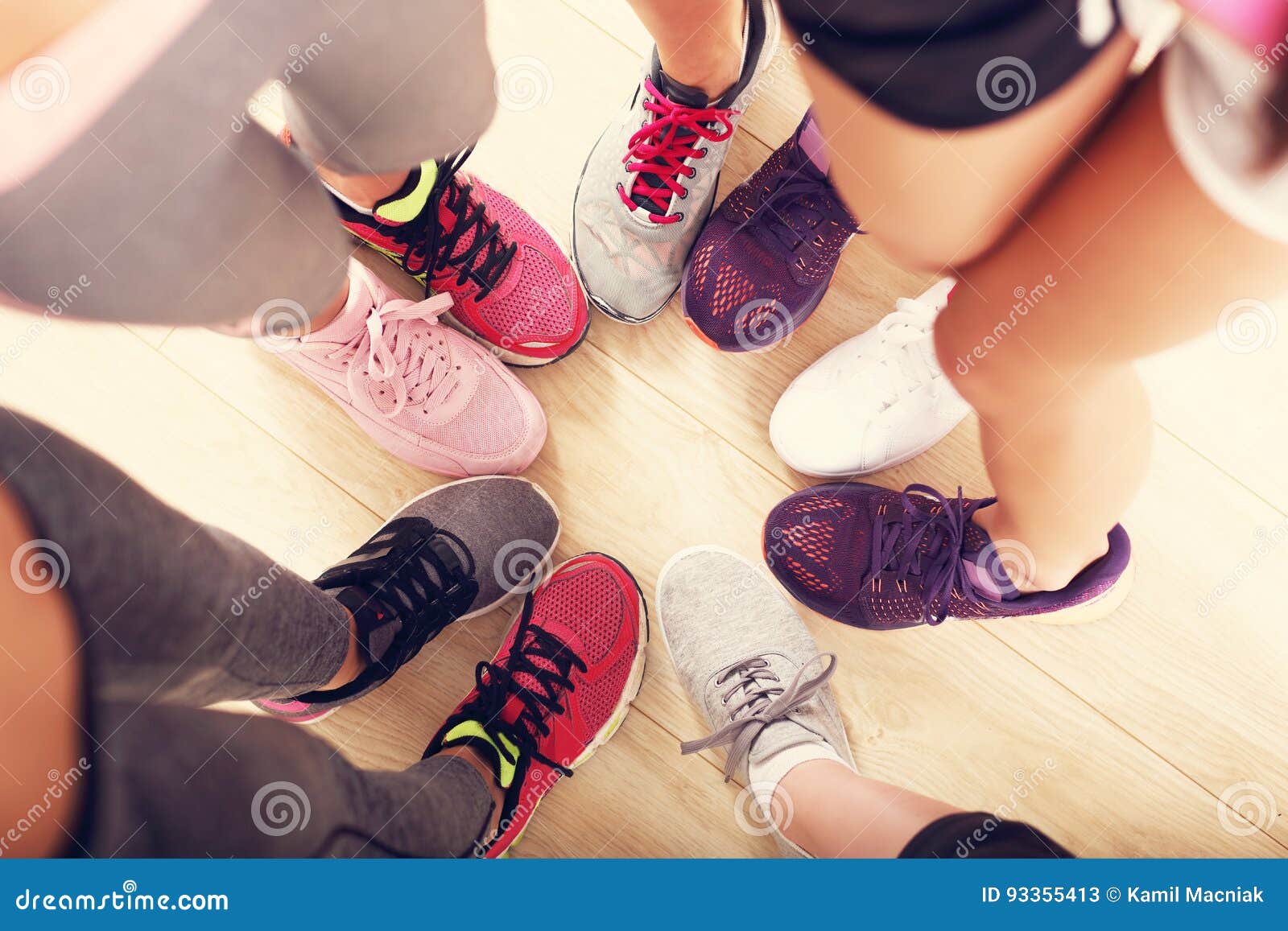 Accumulatie Pebish Geavanceerd Cirkel Van Benen Met Schoenen in Een Gymnastiek Stock Afbeelding - Image of  voet, vriendschap: 93355413