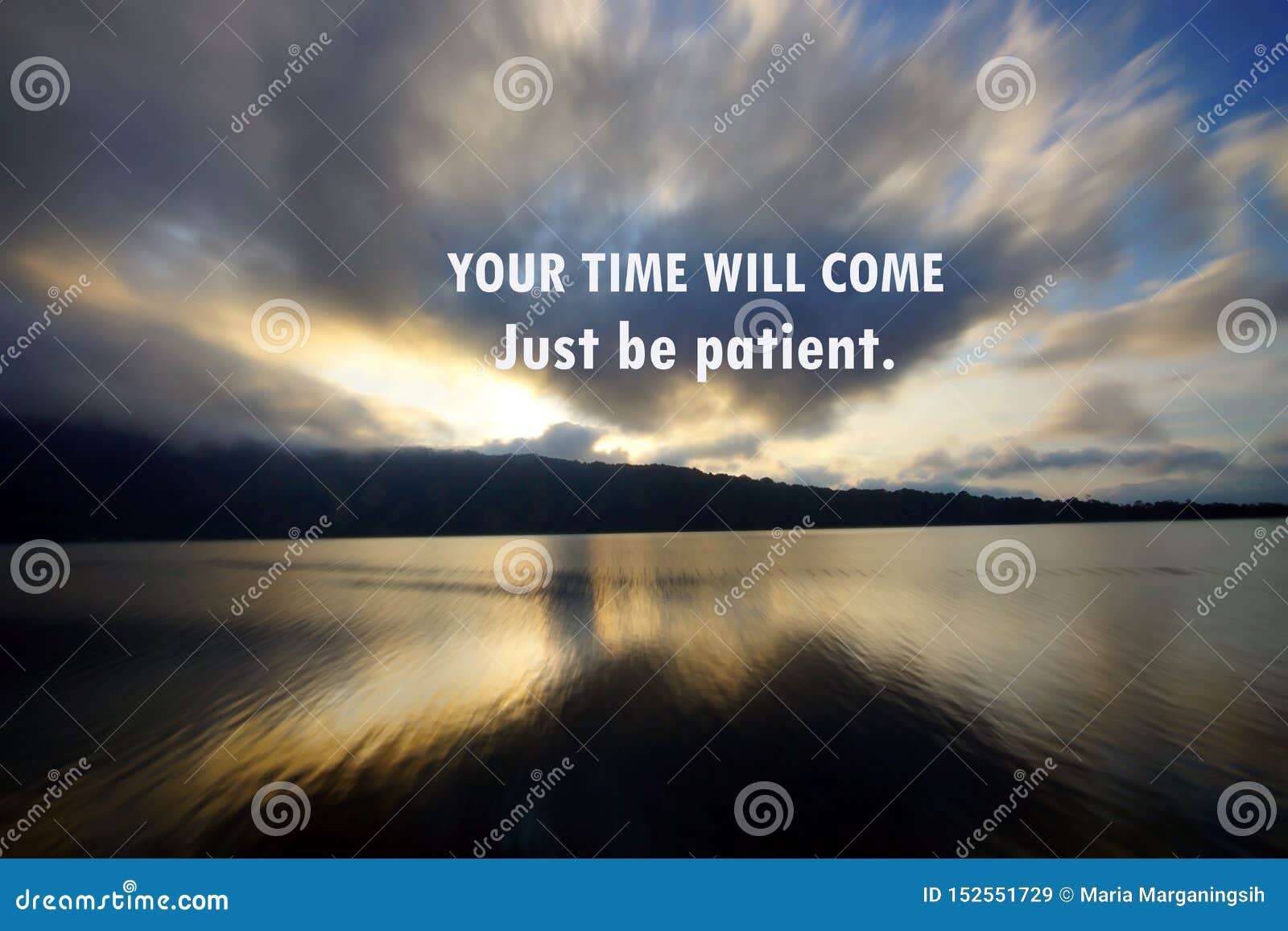 Citation De Motivation Inspiree Votre Moment Viendra Soyez Juste Patient Avec Le Modele De Precipitation De Nuages Dans Le Ciel Image Stock Image Du Juste Dans