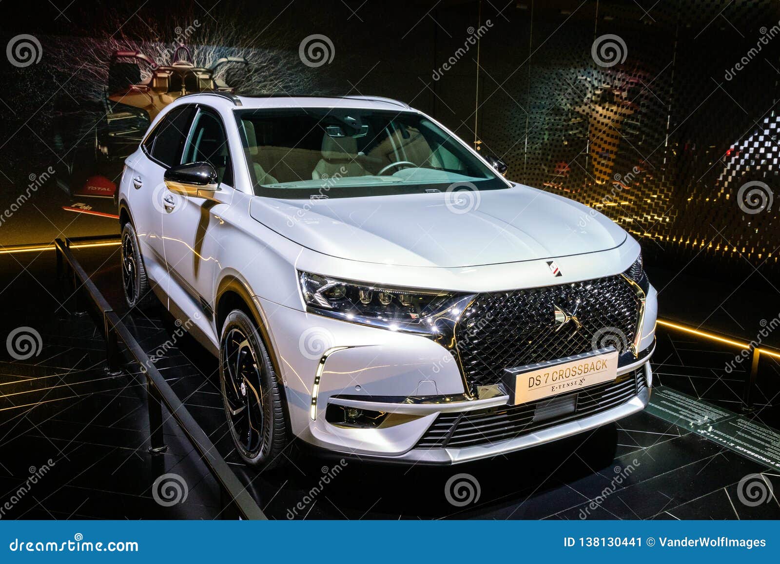 component verlies uzelf Circulaire Citroen DS 7 Crossback E-Tense 4x4 Car Editorial Photo - Image of  automobile, citroen: 138130441