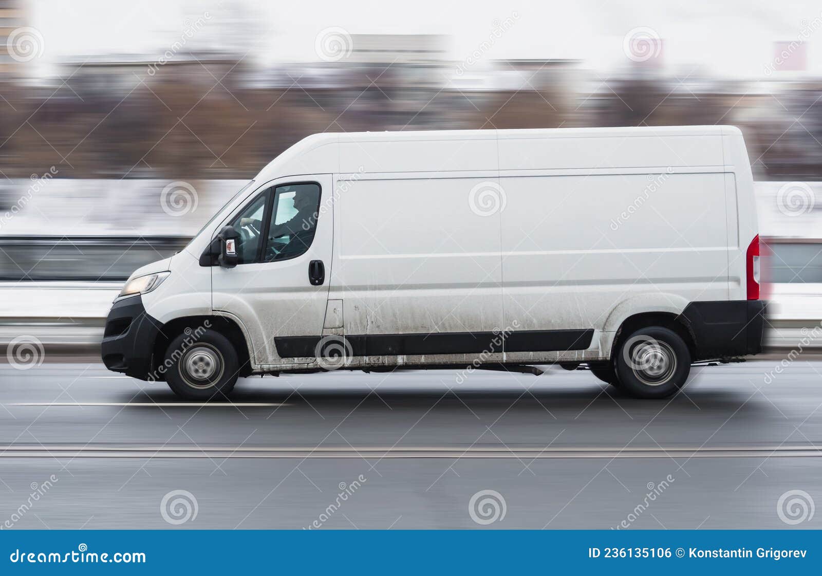 hoe vaak Kan niet lezen of schrijven Sterkte Citroen Jumper Speeding on Wet Slippery Winter Road. White Peugeot Boxer  Delivery Panel Van in Fast Motion Editorial Photo - Image of carry, side:  236135106