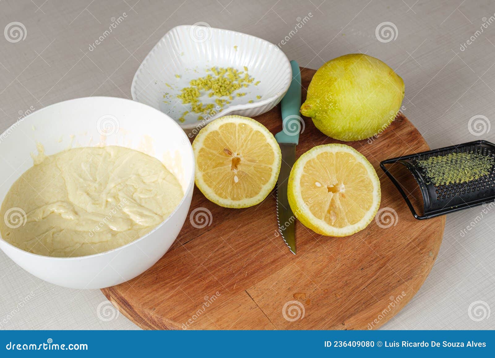 Citron Sicilien Coupé En Deux à Côté D'une Casserole De Chocolat Blanc  Ganache Zeste De Citron Et D'une Grille Métallique Photo stock - Image du  discordant, culinaire: 236409080