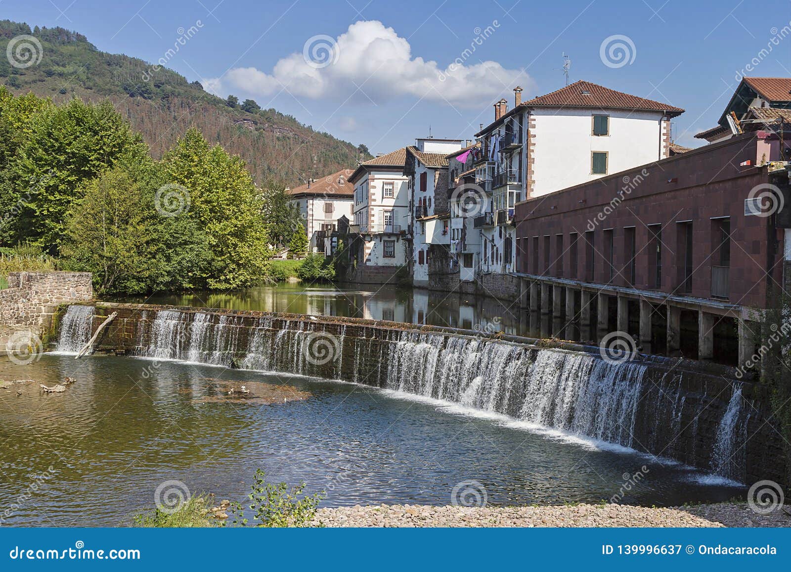 Citta Di Elizondo In Spagna Immagine Stock Immagine Di Montagne Europa