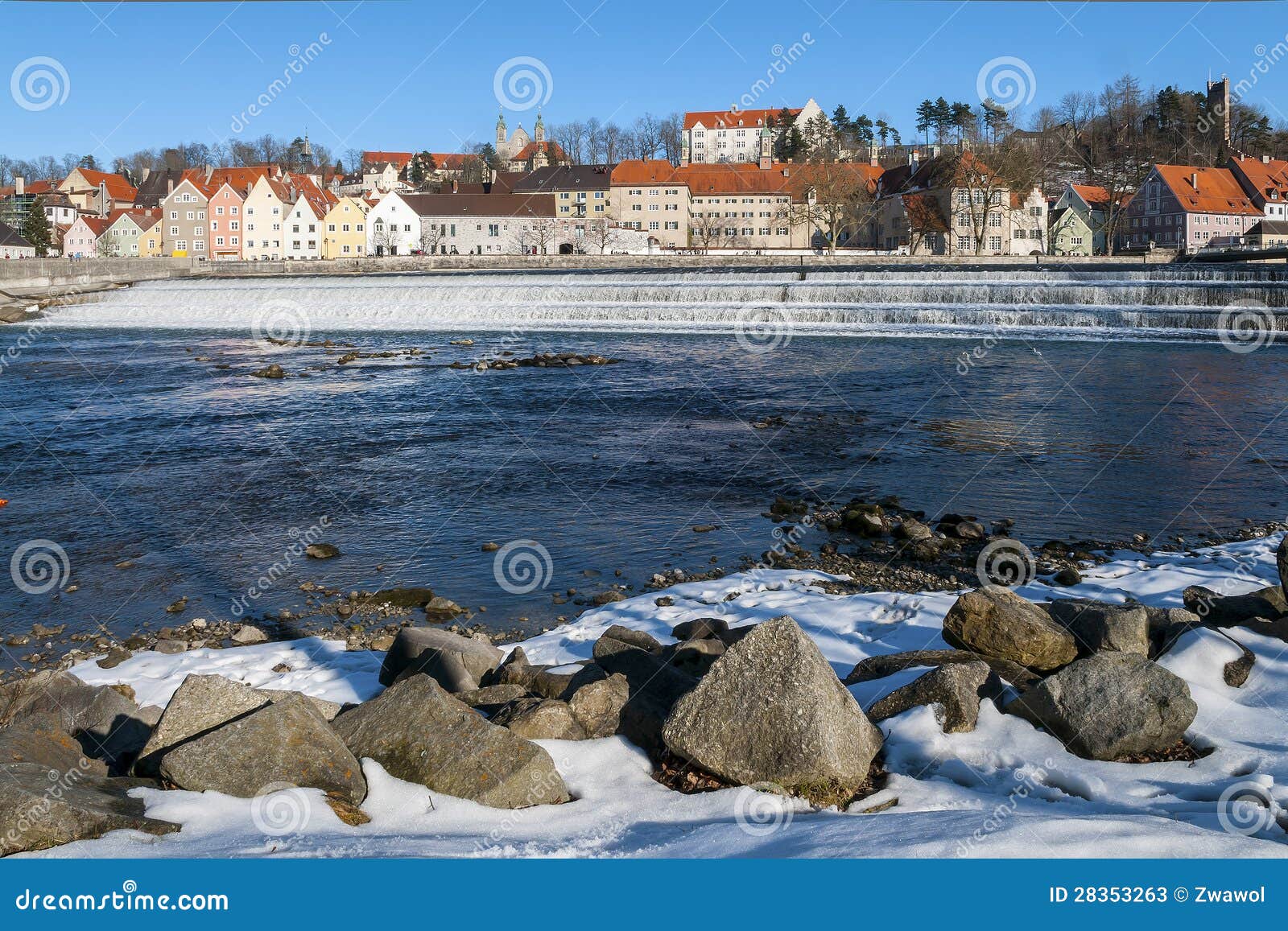 Vista ad una cittadina in Germania nell'inverno con il fiume e pietre nella priorità alta