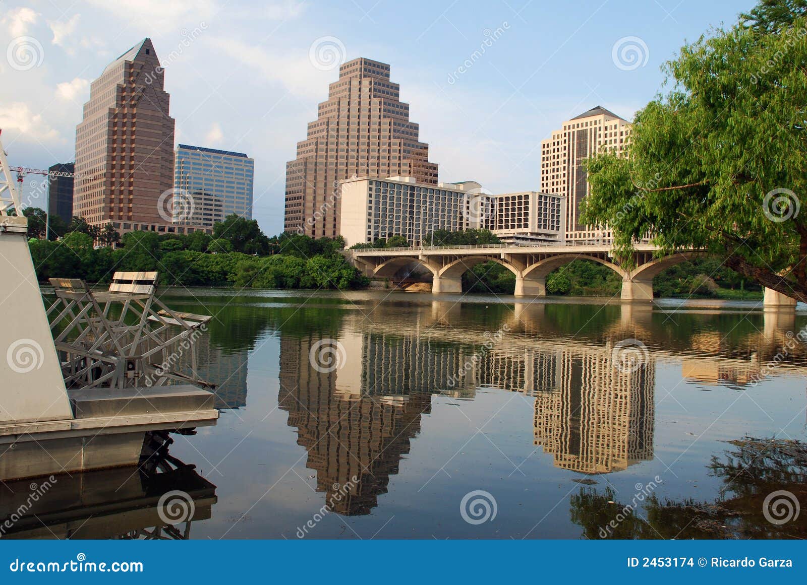 Città dal fiume. Orizzonte del centro di Austin, il Texas, abbracciato dalla bellezza della natura. La città di Austin è vicino al crogiolo di pala malfamato del lago town del fiume di colorado in priorità alta