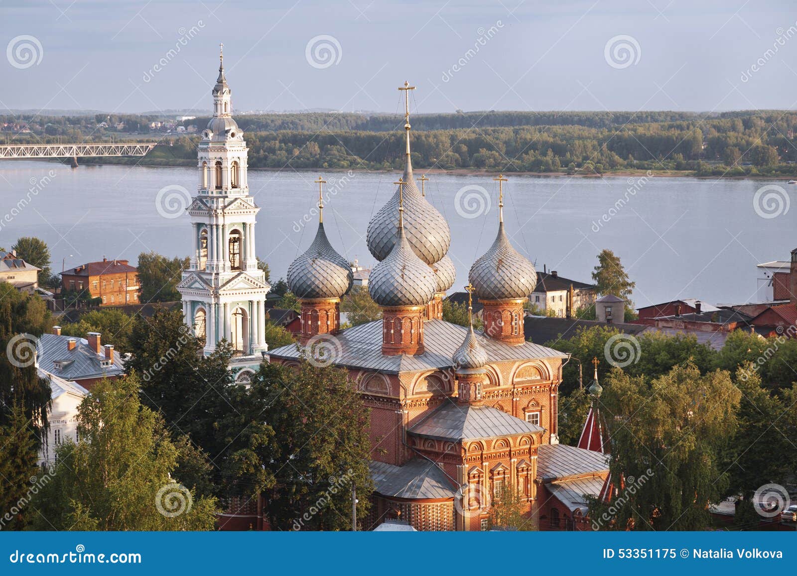 Città russa antica di Kostroma, chiesa di Voskresenie nel boschetto