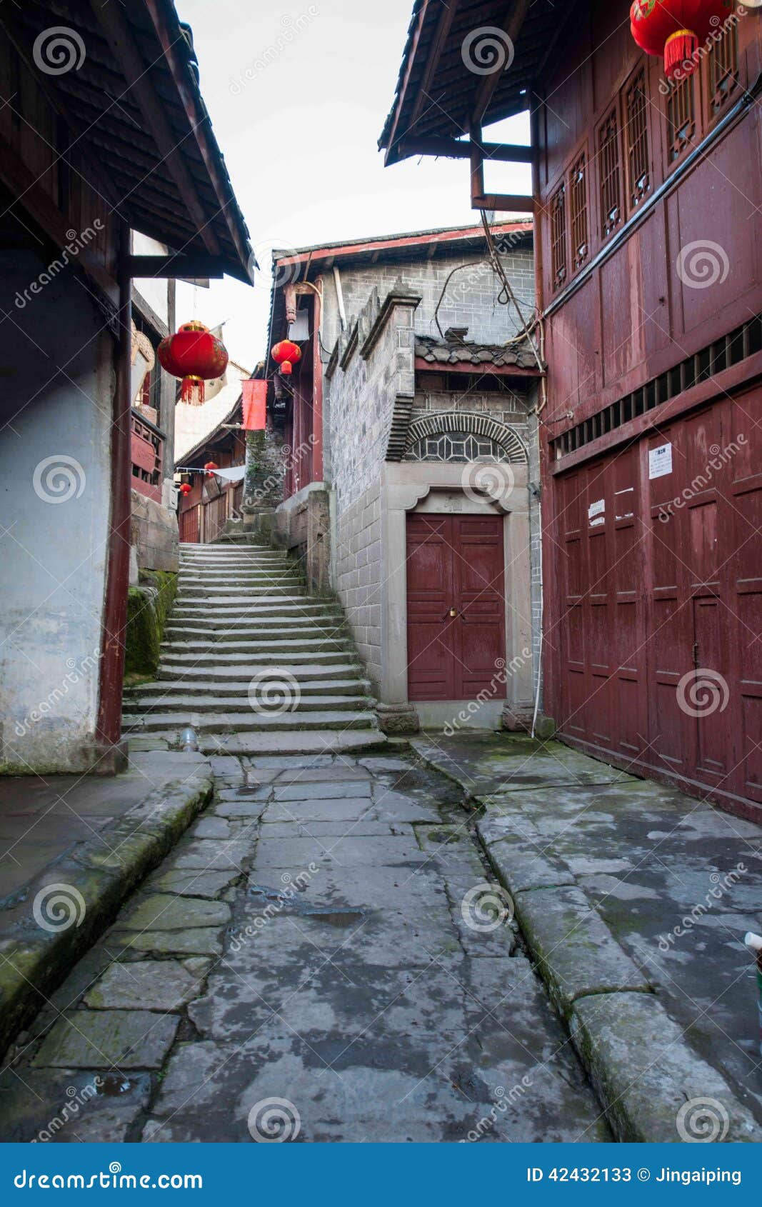 ---- Città una del foro della strada dieci della città più attraente principale Chongqing. La città, la canzone e le dinastie Ming, dove ha costruito naturalmente per il venditore ambulante di un certo resto, la sistemazione e l'impilamento del foro della strada del deposito delle merci hanno chiamato il pilastro dell'acqua Anni di Qing Dynasty Jiaqing (1800), la piccola nobiltà ed i cittadini locali, difendere la rivolta di Lotus bianco nella guerra orientale, in base al tempo con espansione del pilastro dell'acqua del villaggio di Daiei Dopo 200 anni, il villaggio di Daiei è cambiato fondamentalmente, ma le pareti ancora fioriscono per secoli il banyan, di pareti piene di cicatrice ed alcun l'interesse utile brullo dipinto antico del modello di crescita della sopravvivenza nel bacino dell'acqua di Ming Dynasty inoltre ha costituito la base del pendio di collina antico di Ming e di Qing Streets, delle vie, dello strato sopra lo strato, della struttura di legno della stanza di deposito collegata molto attentamente, dei venti della strada del bluestone sopra, di primitivo e di semplice