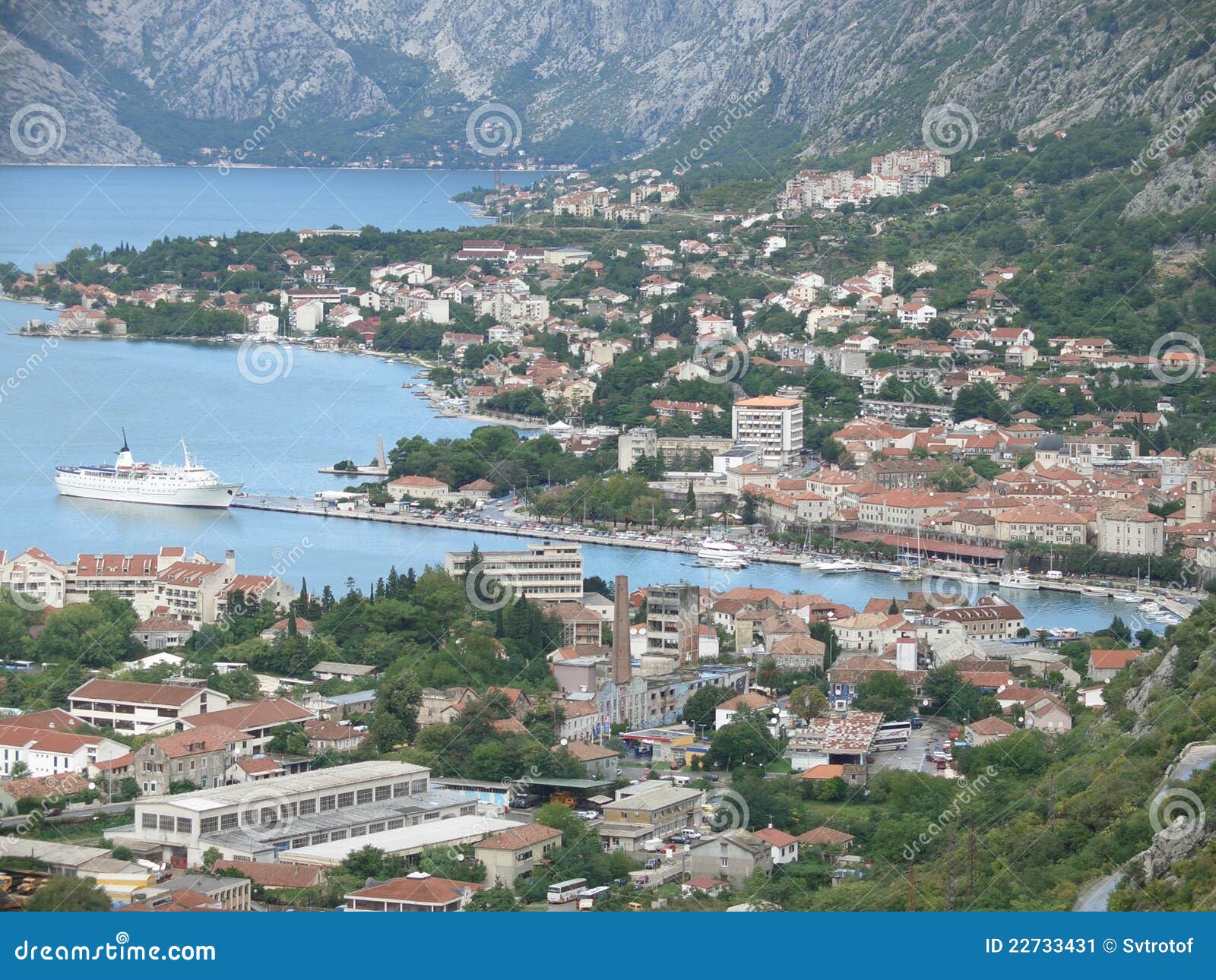 City in a bay close to mountains