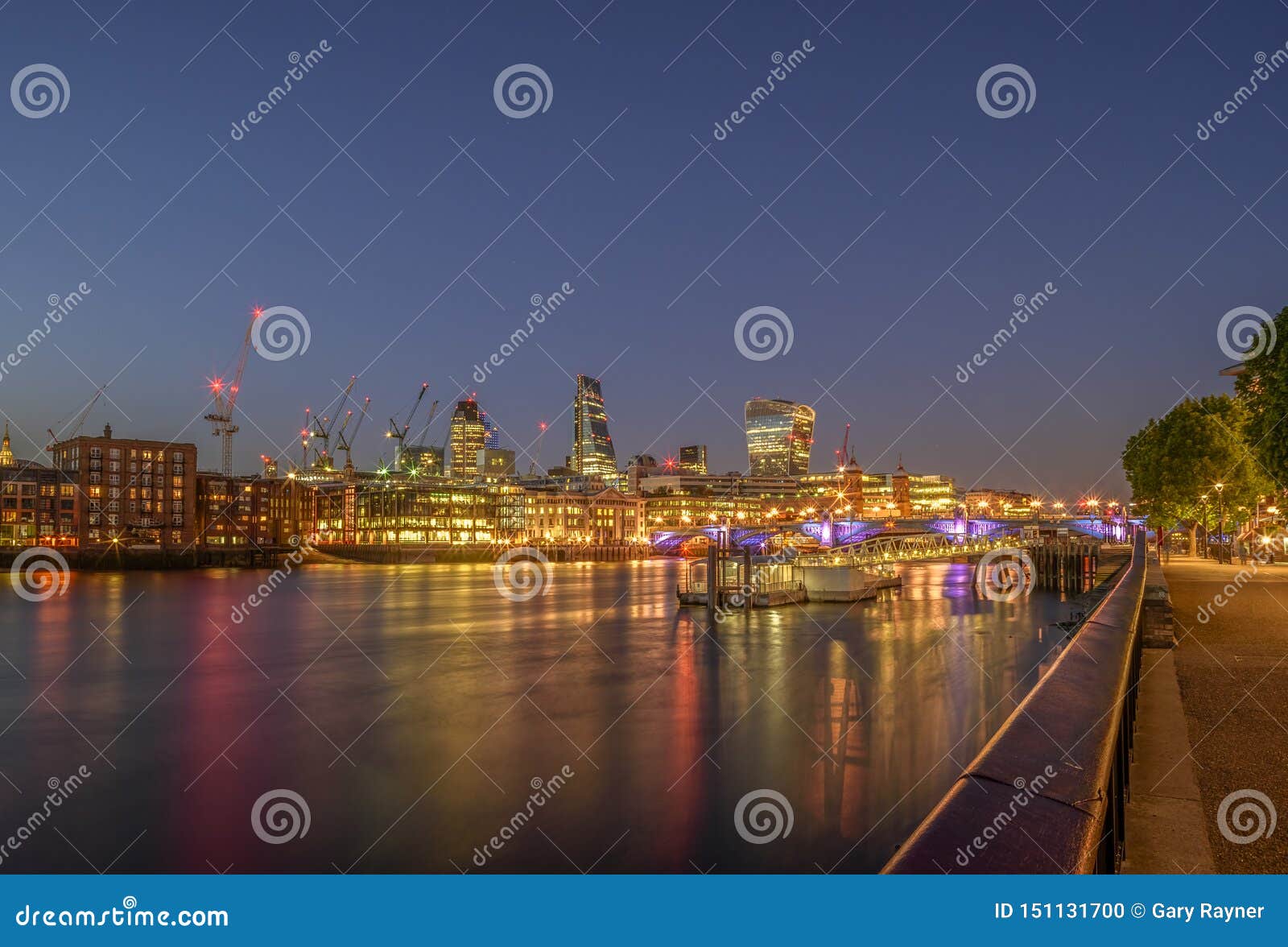 City Lights London arkivfoto. Bild av reflexioner, skymning - 151131700