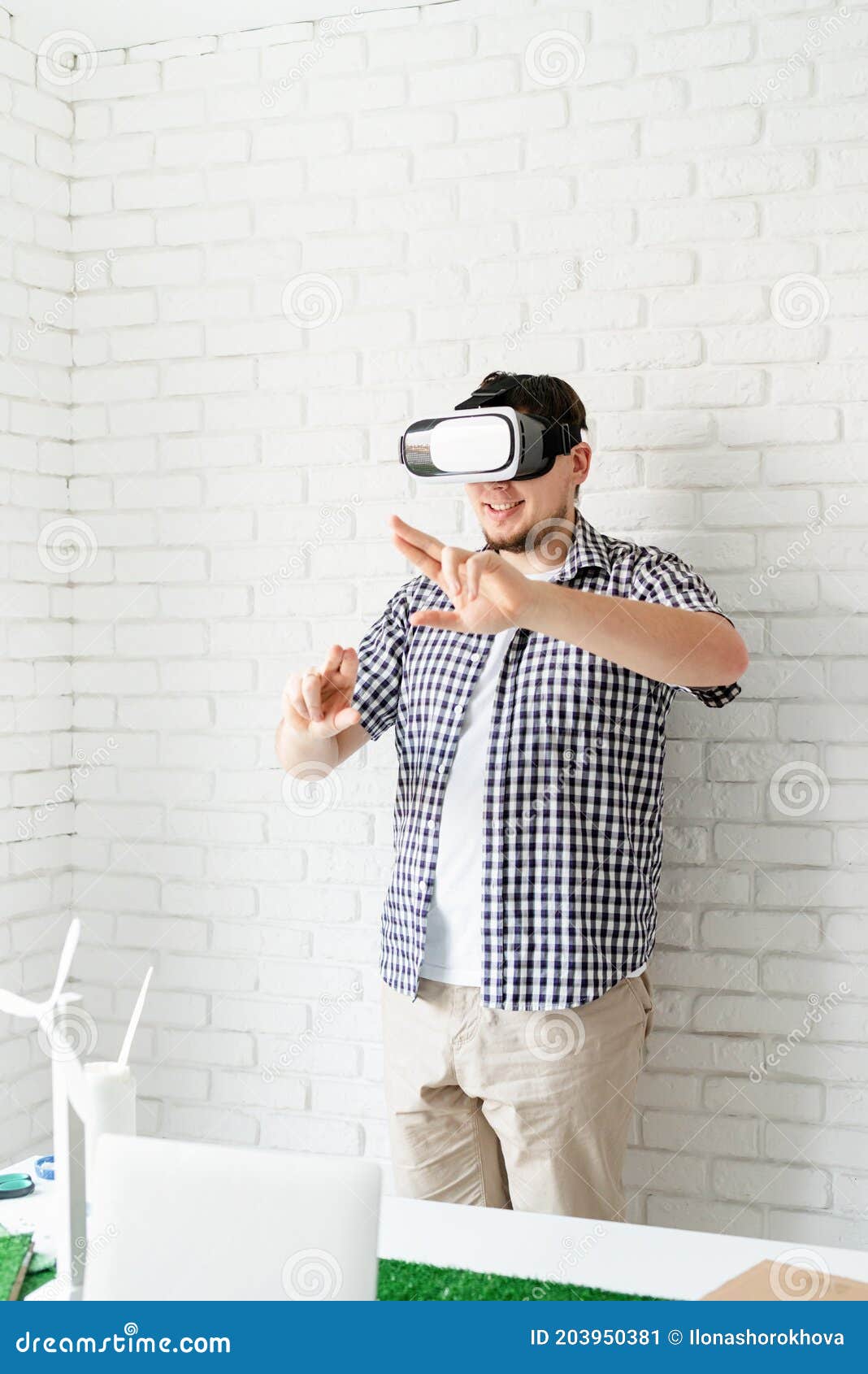 engineer or er using vr glasses visualising reneable energy project
