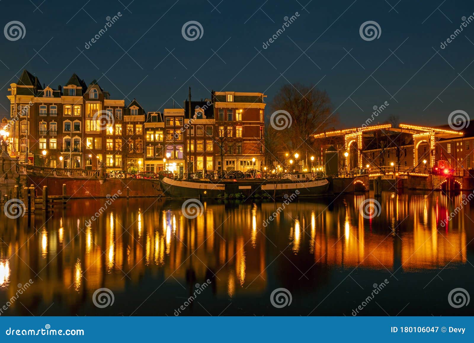 City scenic z Amsterdamu przy rzece Amstel w Holandii w nocy