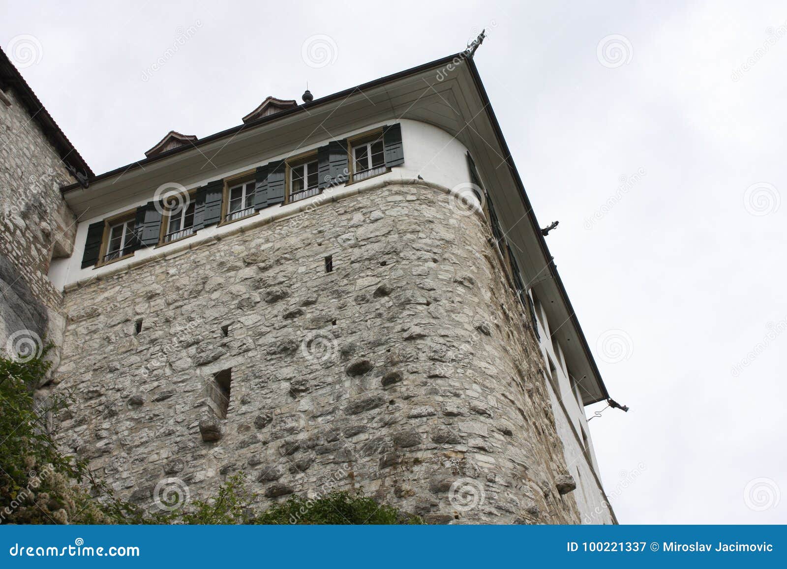Ciudad de Aarburg en Suiza. Ciudad y castillo de Aarburg con la torre de iglesia de la reforma en Suiza