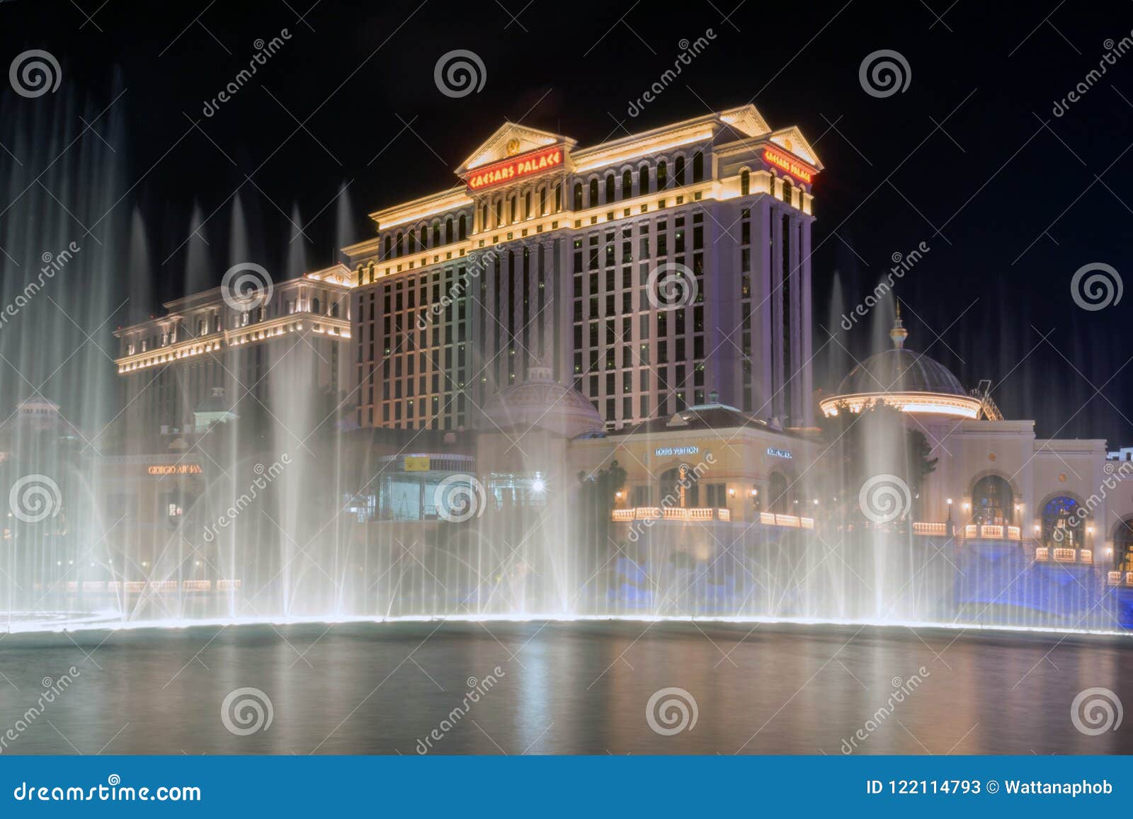 Ciudad de Las Vegas en la noche. Las Vegas, Nevada/Estados Unidos de América-abril 9,2018: Demostración de la danza de la fuente delante del hotel y del casino de Caesar Palace Las Vegas en la noche en Las Vegas Blvd s en la ciudad de Las Vegas