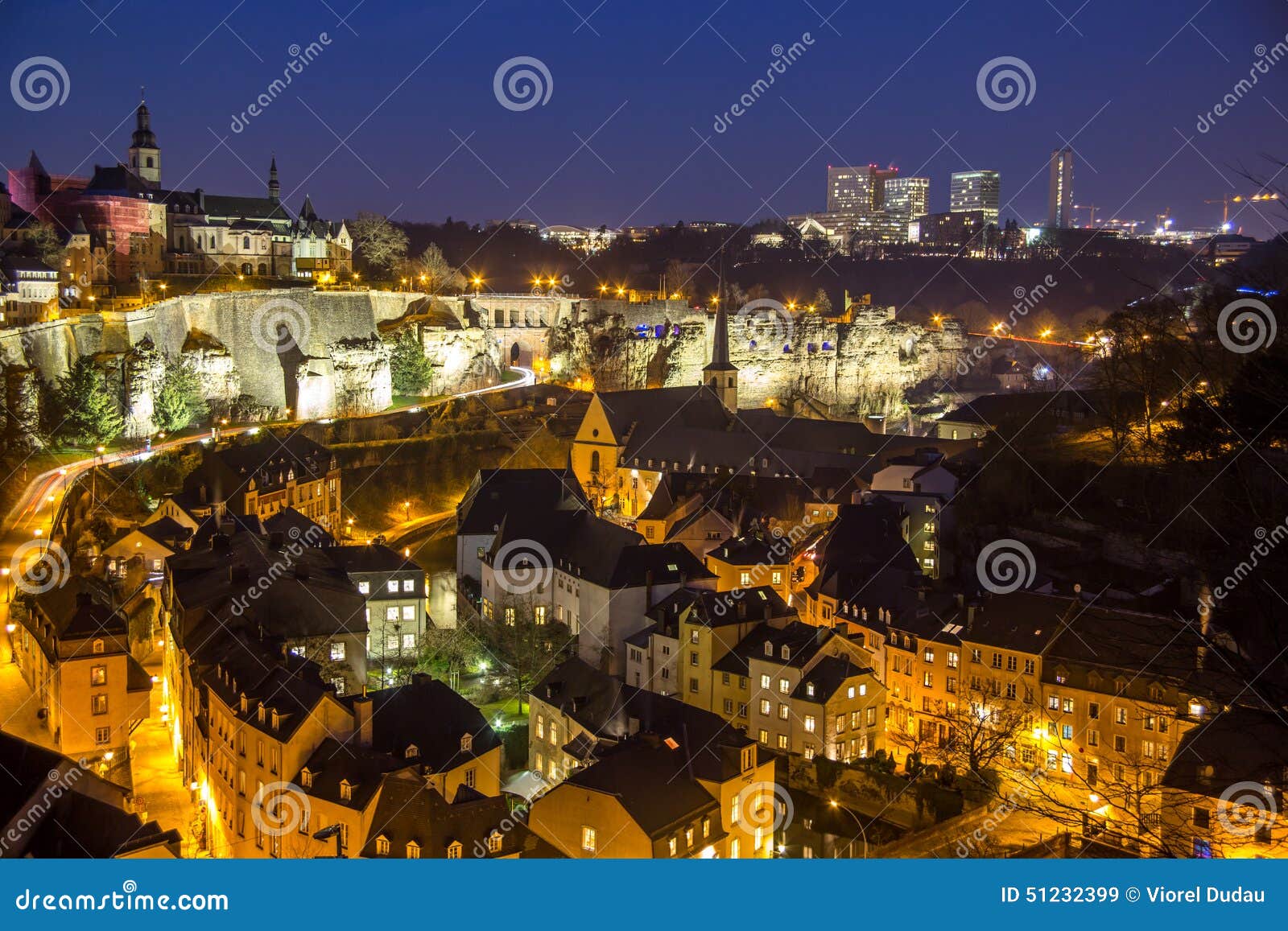 Escena histórica de la noche del centro de ciudad de la ciudad de Luxemburgo vieja (Grund) y edificios de oficinas de Kirchberg en el segundo plan