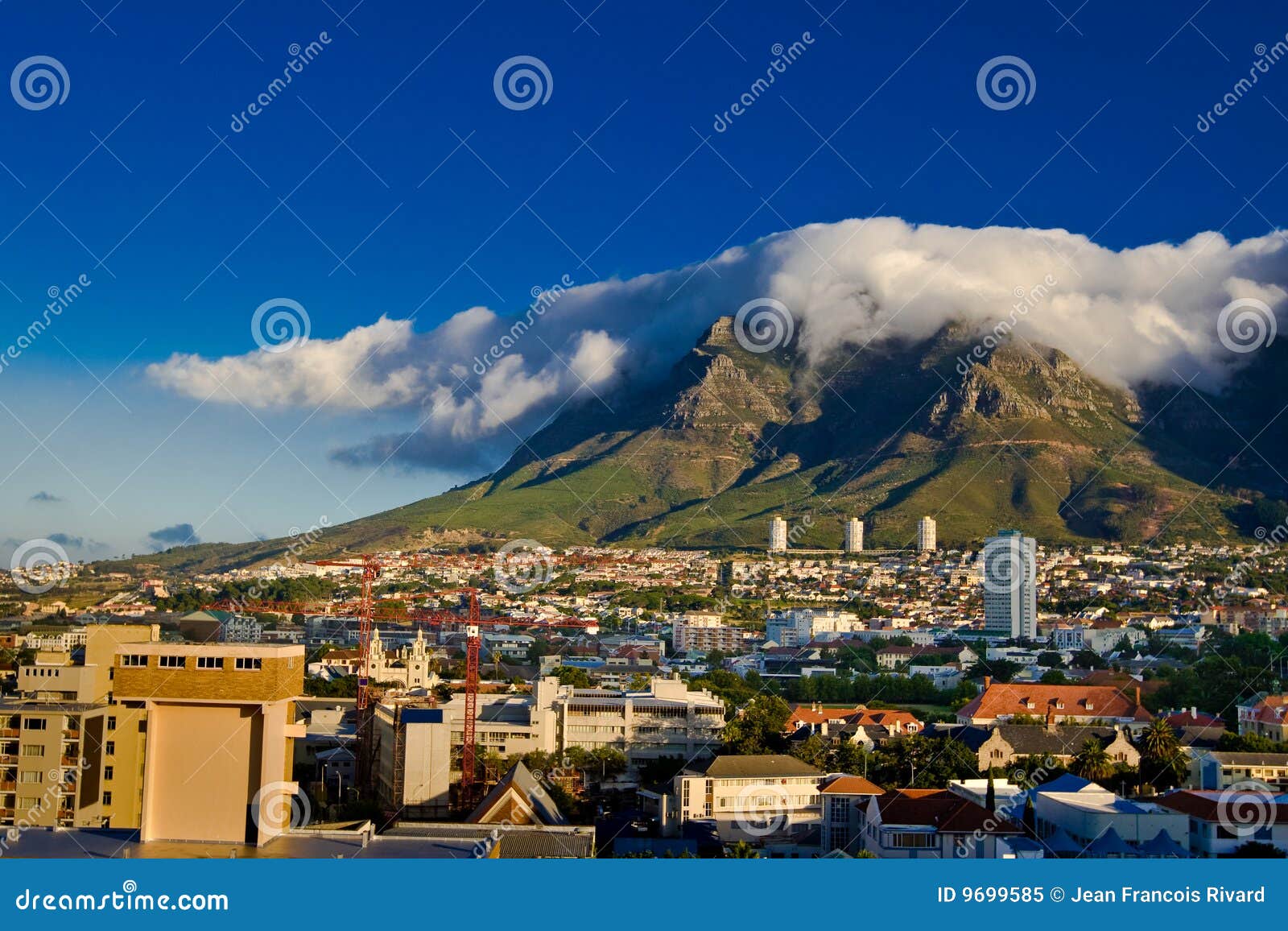 Ciudad del Cabo, montaña del vector. El ½ es del ¿de Jounï por un verano hermoso, una nube grande ha formado en la montaña del vector en Ciudad del Cabo, Suráfrica.