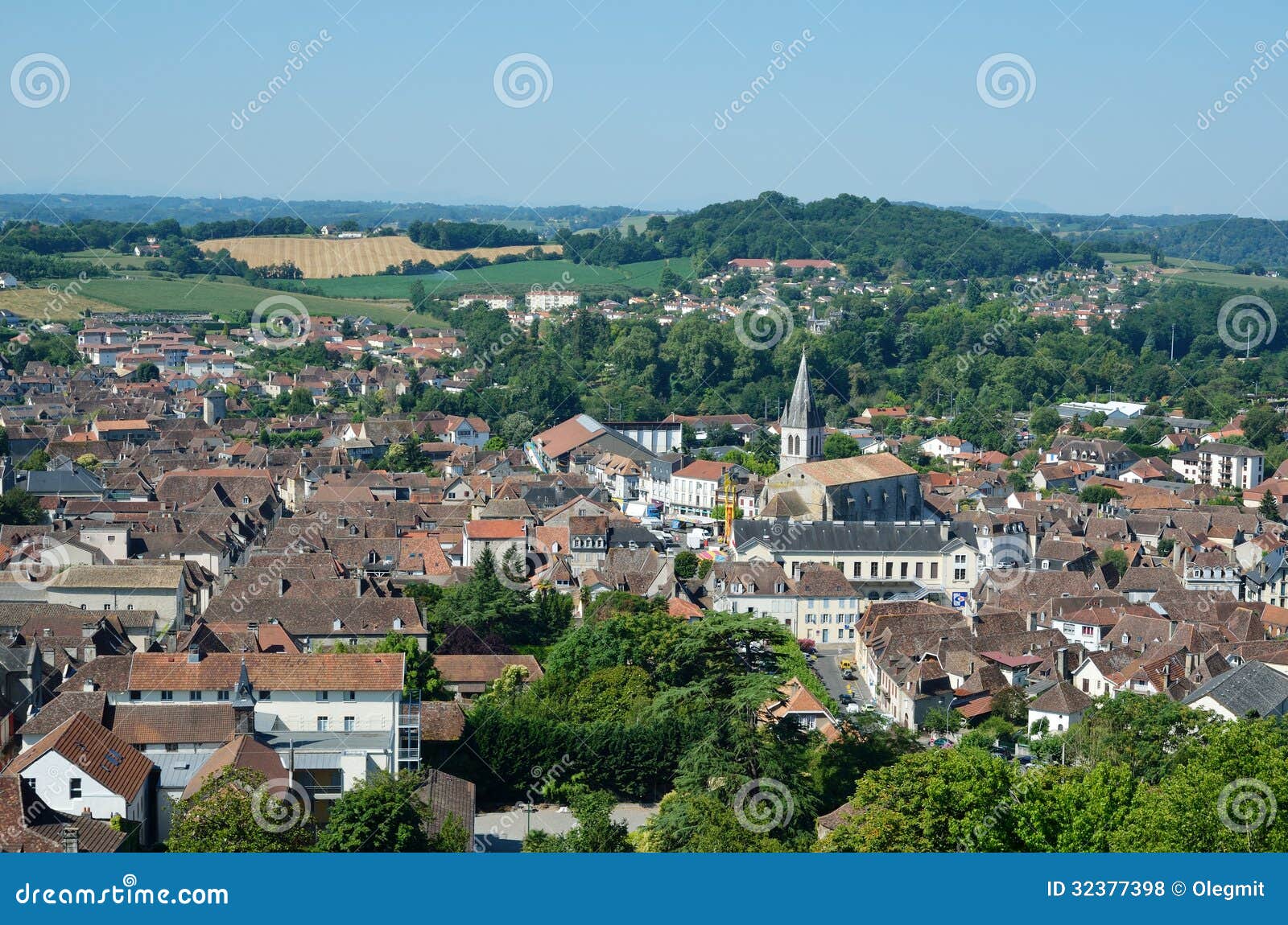 Ciudad francesa antigua Orthez y sus cercanías desde arriba
