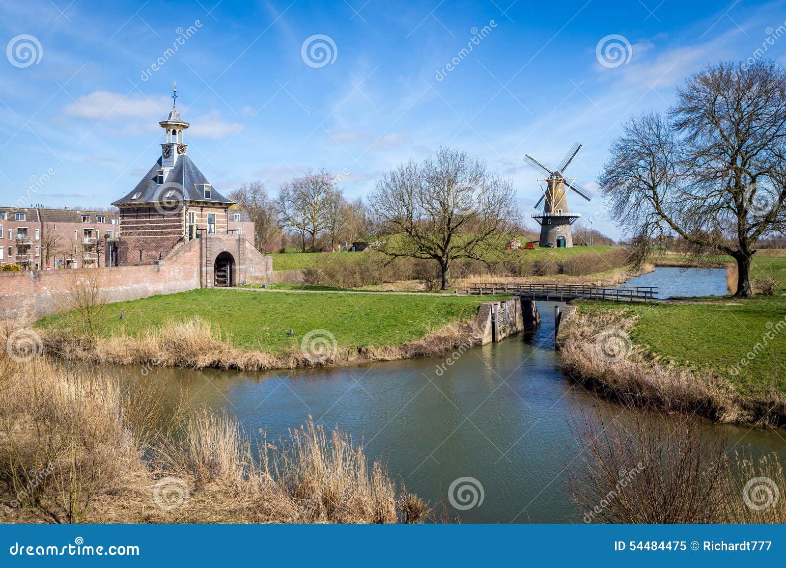 Ciudad holandesa emparedada vieja. La puerta de Dalem es una de las entradas restantes originales de la ciudad emparedada Holanda Meridional de Gorinchem