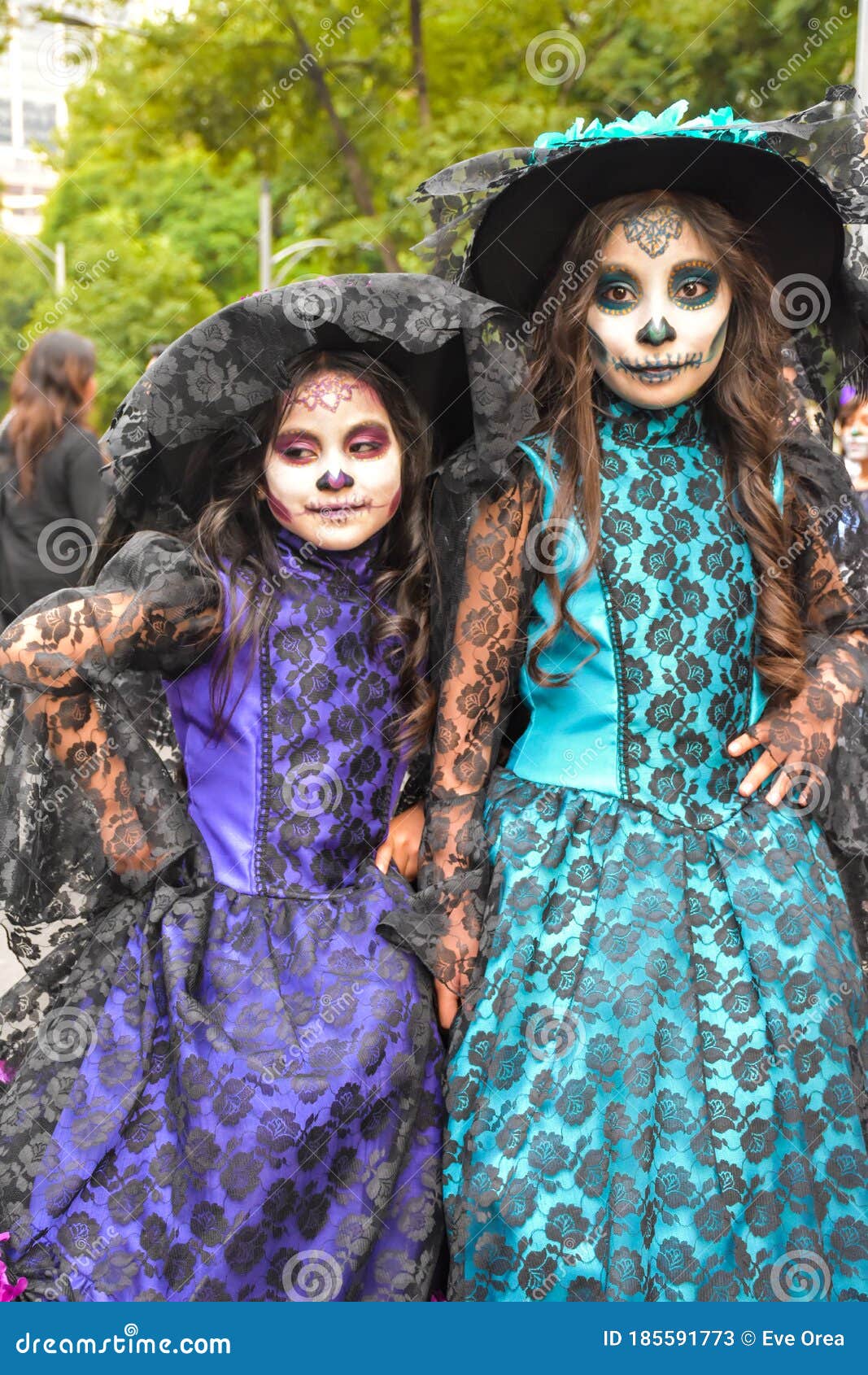 Retorcido ornamento regimiento Ciudad Mexicana México 26 De Octubre De 2019 : Dos Niñas Vestidas Con  Catrina En La Procesión De Catrinas En La Ciudad De México Foto de archivo  editorial - Imagen de celebraciones, muchedumbre: 185591773