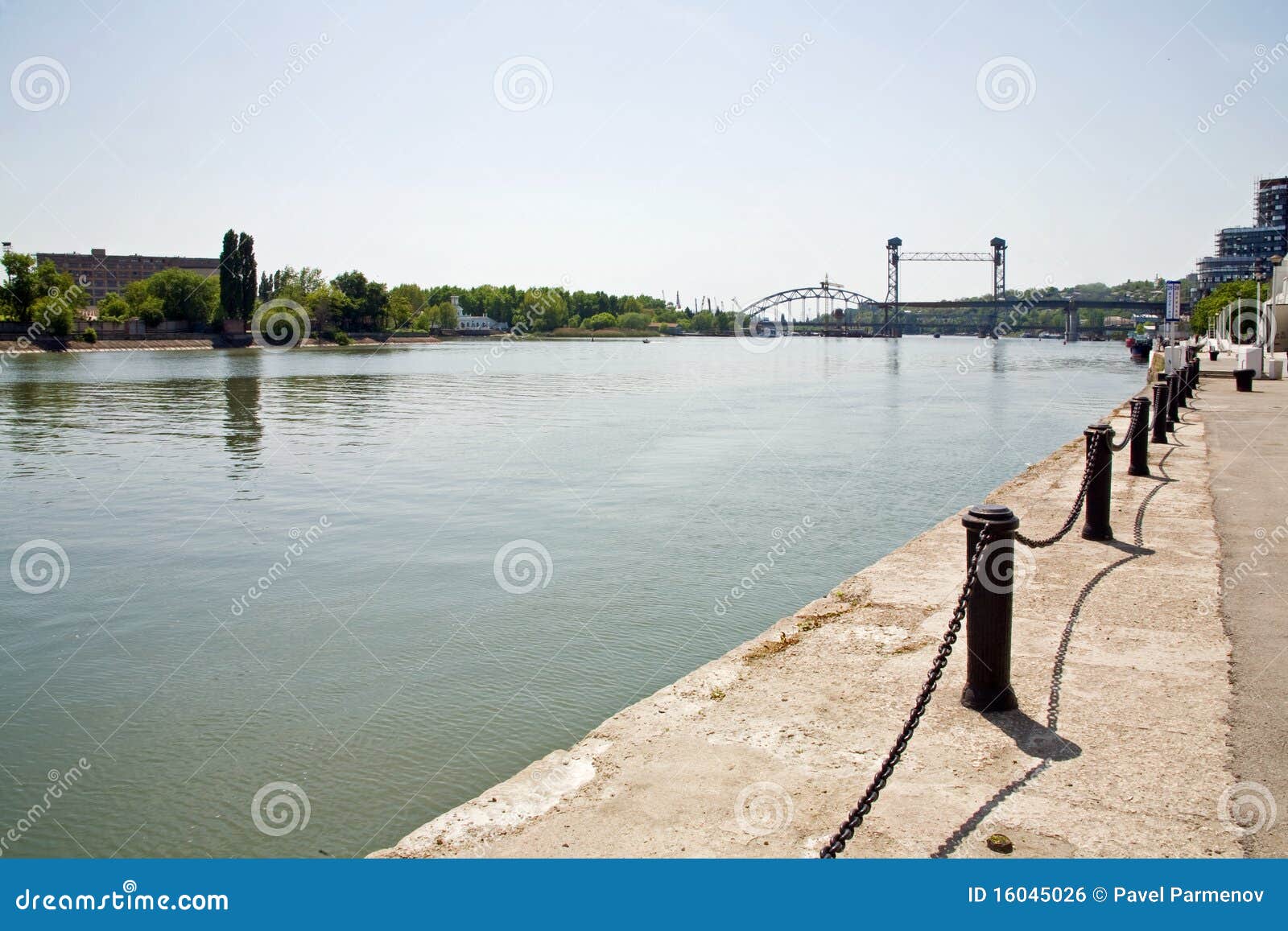 Ciudad y río Don de Rostov-on-Don. Visión urbana. Terraplén en la ciudad de Rostov-on-Don
