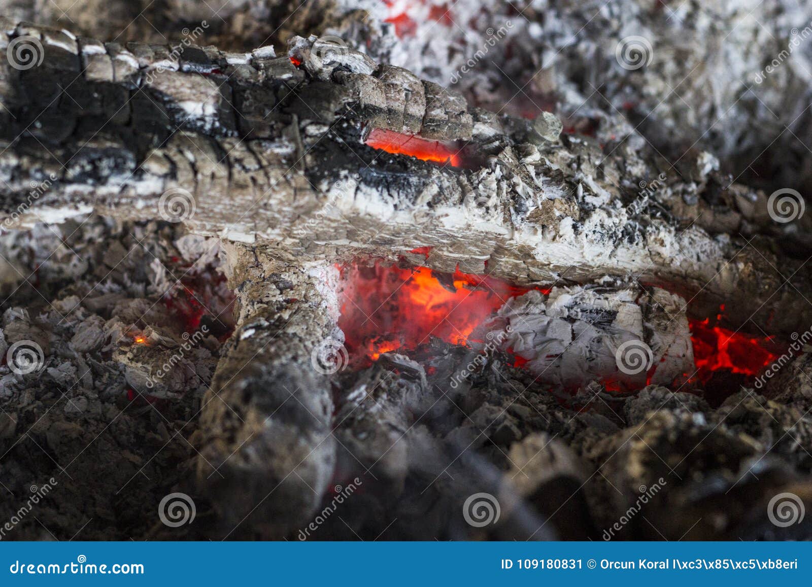 Ciérrese encima del tiro del fuego en de madera en Esmirna, Turquía
