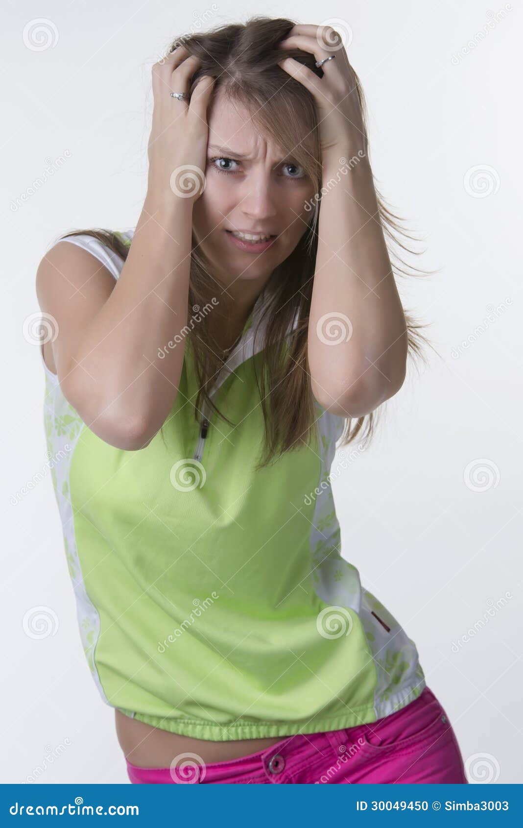 Retrato de la mujer joven preocupante y subrayada. Ciérrese para arriba de señora joven ansiosa y subrayada. en fondo ligero