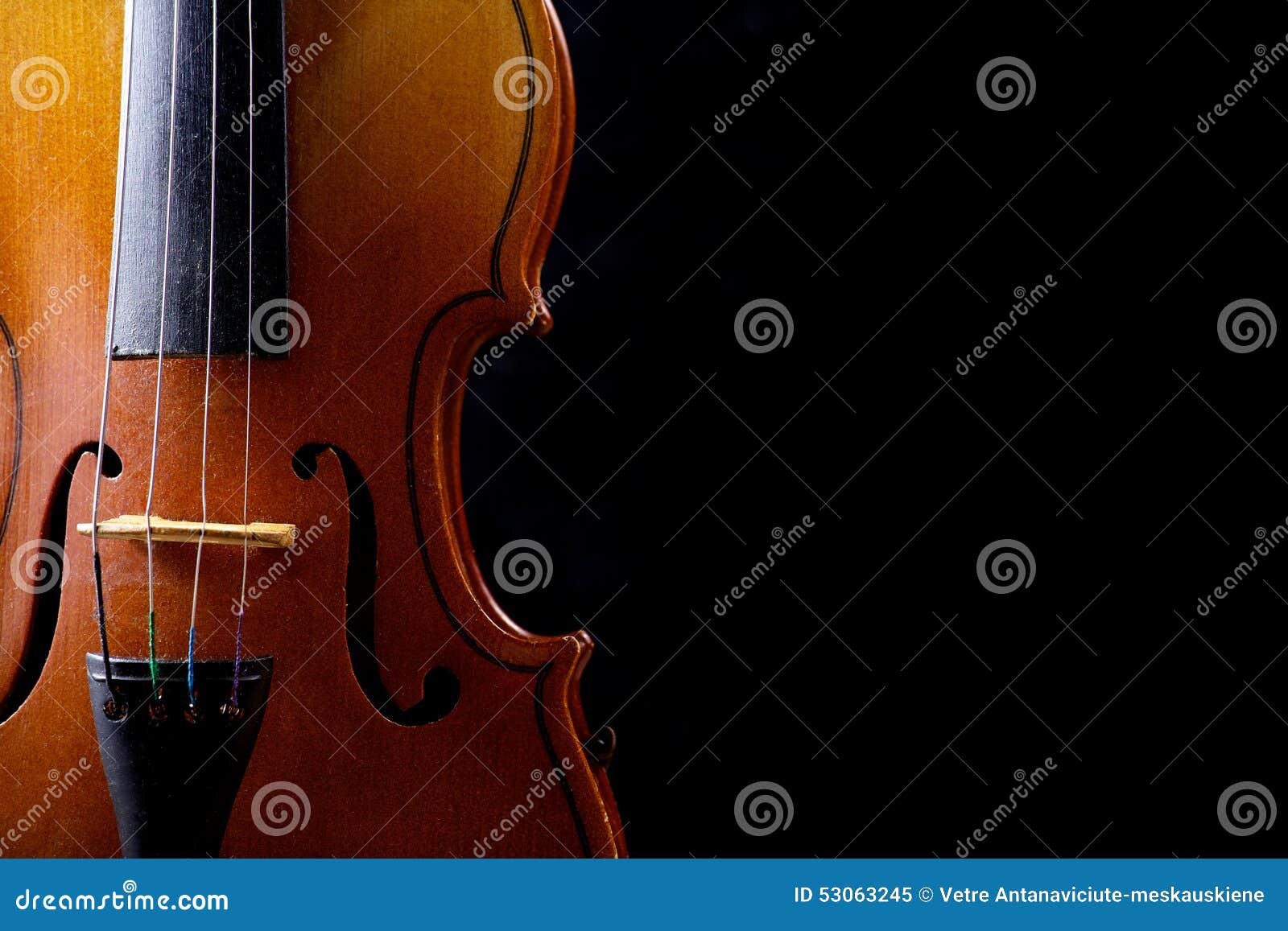 Ciérrese para arriba de un violín aislado en un fondo negro
