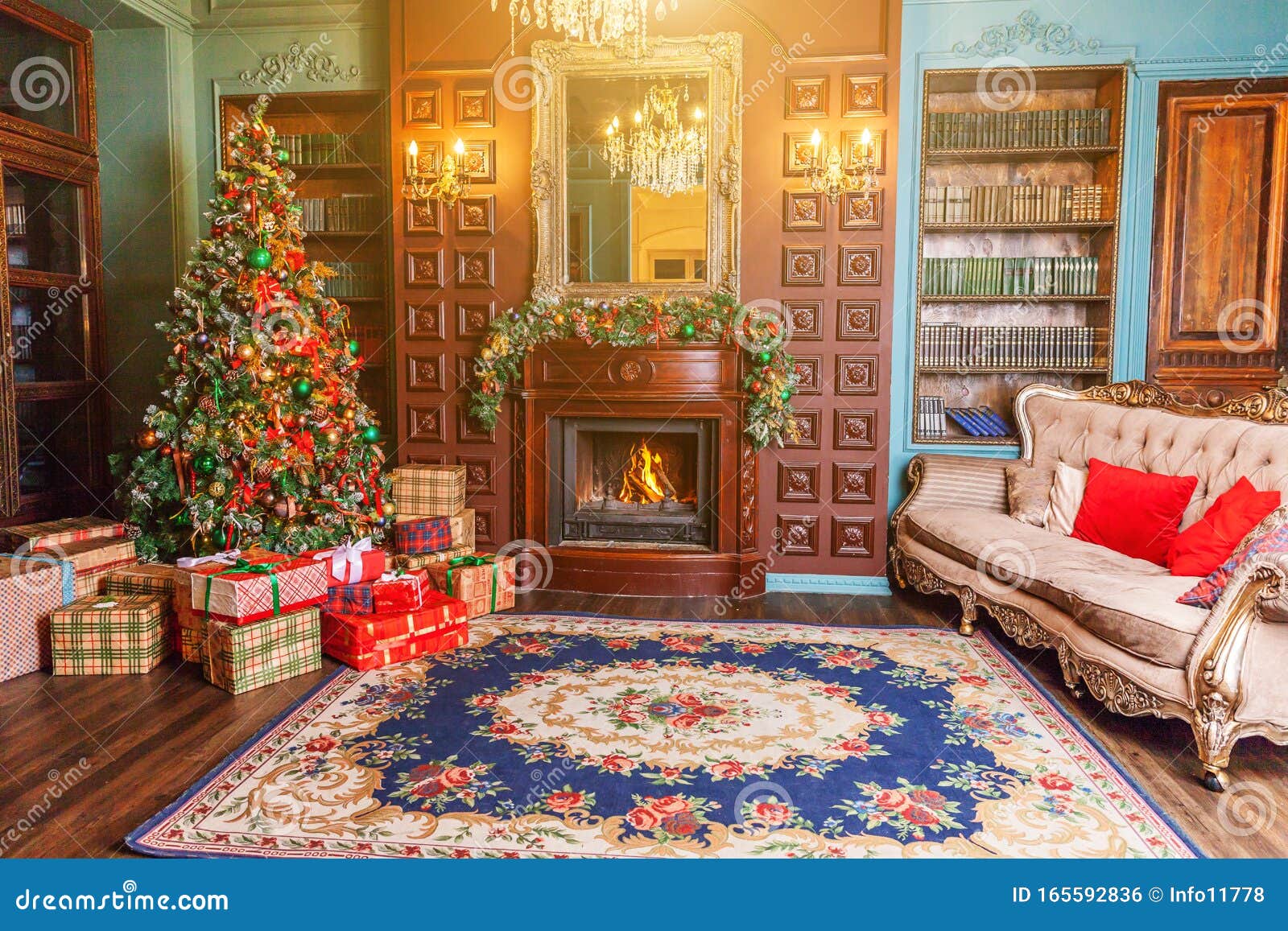 Clásico Salón Interior Decorado En Navidad Con Chimenea Y Biblioteca Árbol  De Navidad Con Adornos Rojos Foto editorial - Imagen de biblioteca, casa:  165592836