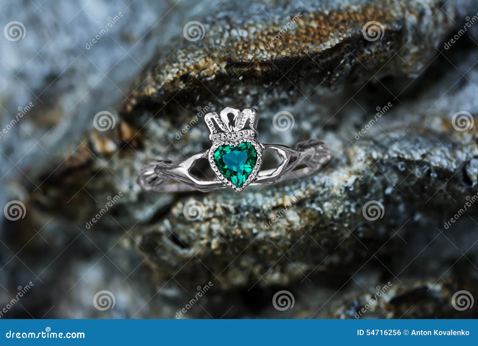 claddagh ring with emerald heart