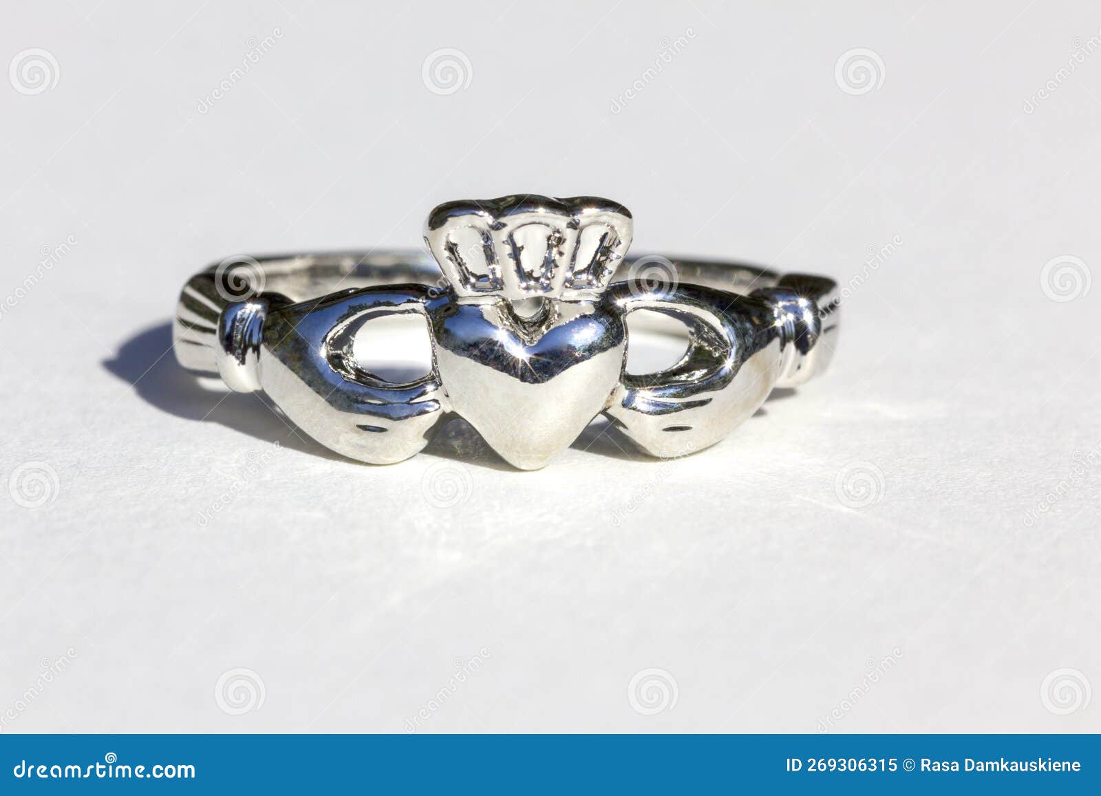 Dengmore Ring Handmade Luxury Cut Ring, Hand Holding Heart-Shaped Crown Hand  Jewelry Ring - Walmart.com