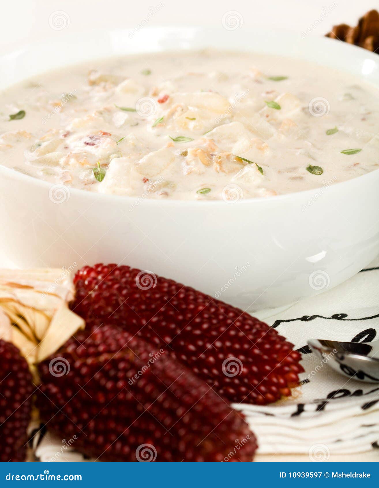 Clam chowder de Nova Inglaterra. Clam chowder cremosa de Nova Inglaterra com elementos da queda