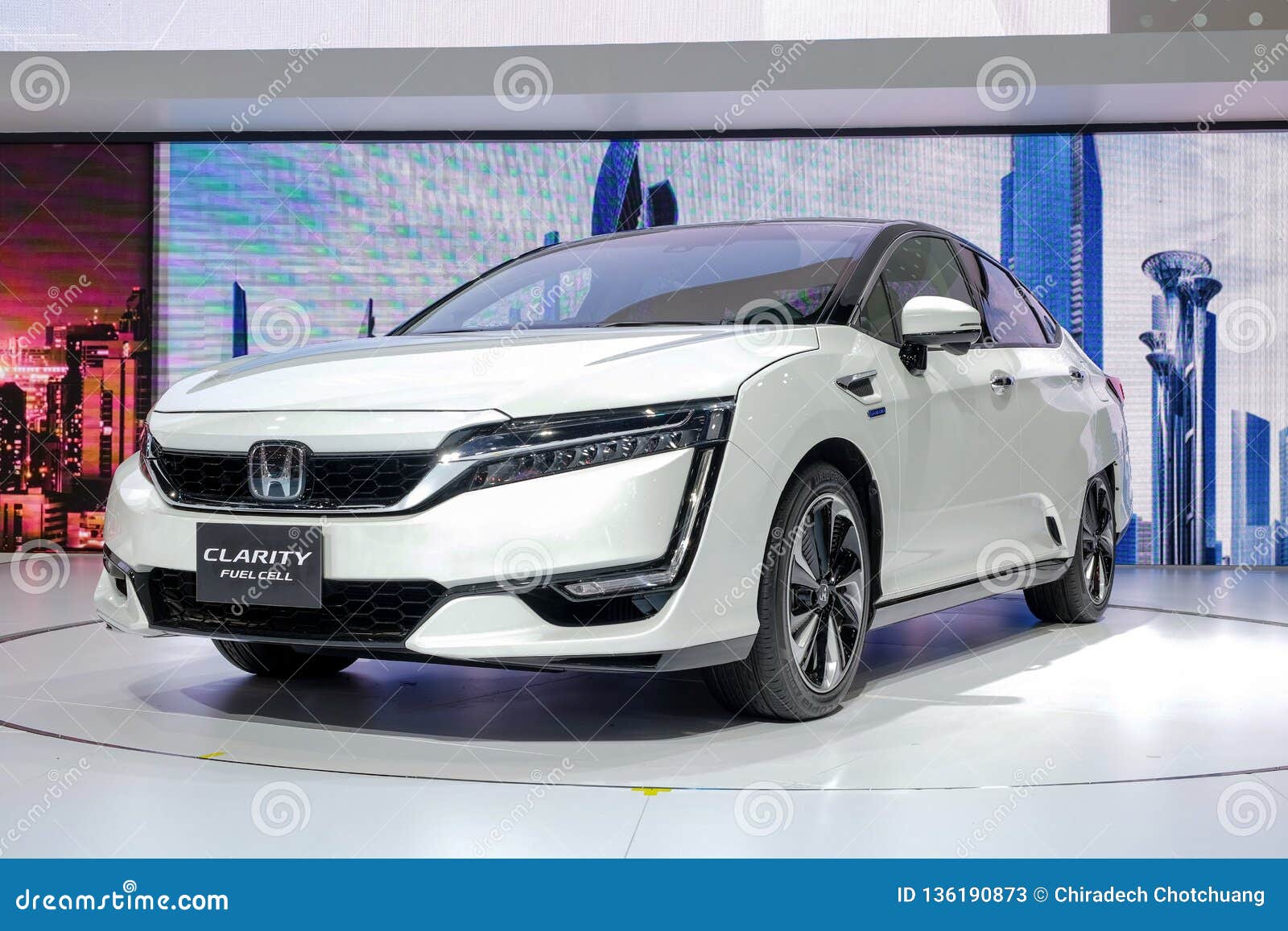 CLARIDAD Fuel Cell, demostración de Honda de coche del electrick en la exhibición en el 39.o salón del automóvil internacional 20. Nonthaburi-Tailandia 2 DE ABRIL DE 2018: CLARIDAD Fuel Cell, demostración de Honda de coche del electrick en la exhibición en el 39.o Bangkok salón del automóvil 2018 el 28-8 de marzo ABRIL DE 2018 internacional en la correa Thani de Muang del desafiador del IMPACTO