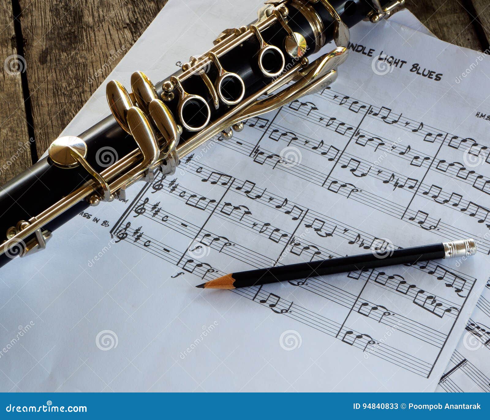 Clarinete Y Hoja De La Música En Fondo De Madera Imagen de archivo - Imagen  de viento, orquesta: 94840833