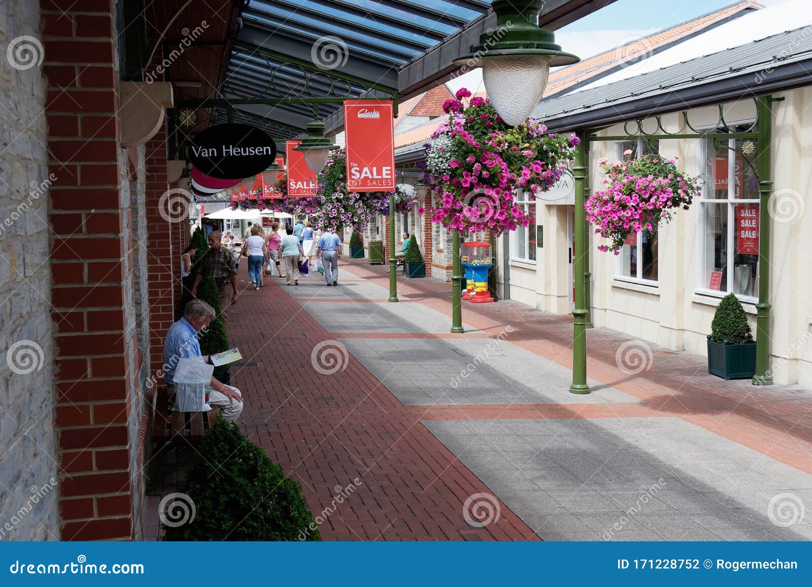 Novelista galope explosión Clarks Village Out of Town Shopping Center, Street, Somerset, Inglaterra  Fotografía editorial - Imagen de centro, departamentos: 171228752