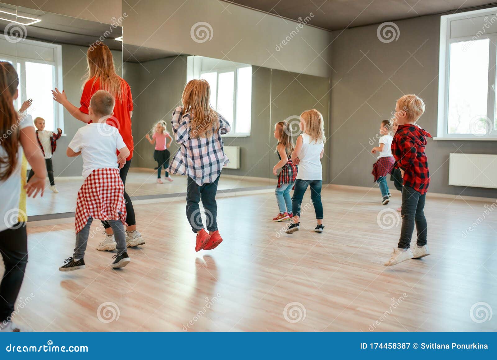 Танцует перед школой. Active child группа. Дизайн класса хореографии. Have a Choreography Lesson picture for Kids.