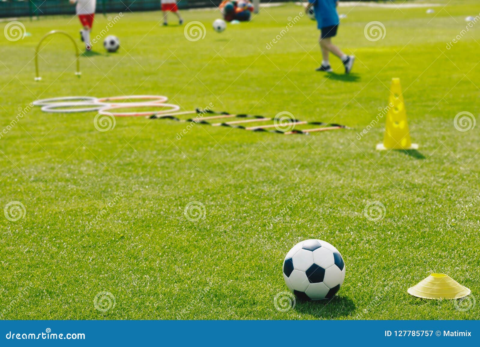 Futebol Treinamento Amigos Andando Campo Após Treino Jogo Jogo Futebol  fotos, imagens de © PeopleImages.com #616885352