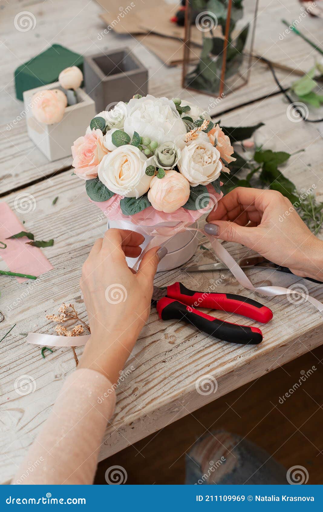 Classe Mestre Sobre a Elaboração De Bouquets. Bouquet De Verão. Um Buquê De  Flores Decorativas. Flores Artificiais Imagem de Stock - Imagem de  profissional, menina: 211109969