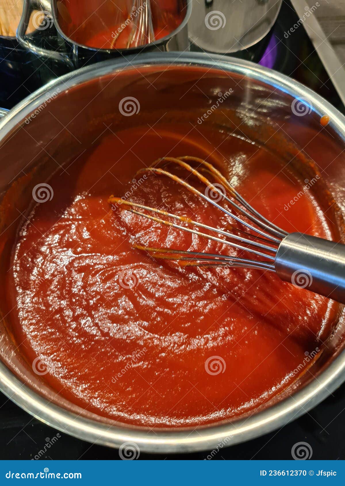 Klassische Hausgemachte Tomatensauce Stock Photo - Image of rustic ...