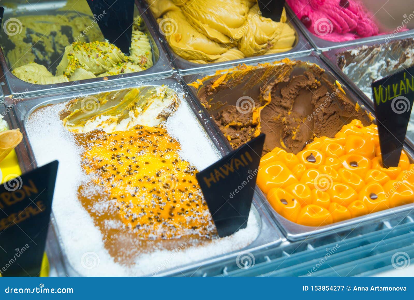 https://thumbs.dreamstime.com/z/classic-italian-gourmet-gelato-gelatto-ice-cream-display-shop-bratislava-slovakia-europe-153854277.jpg