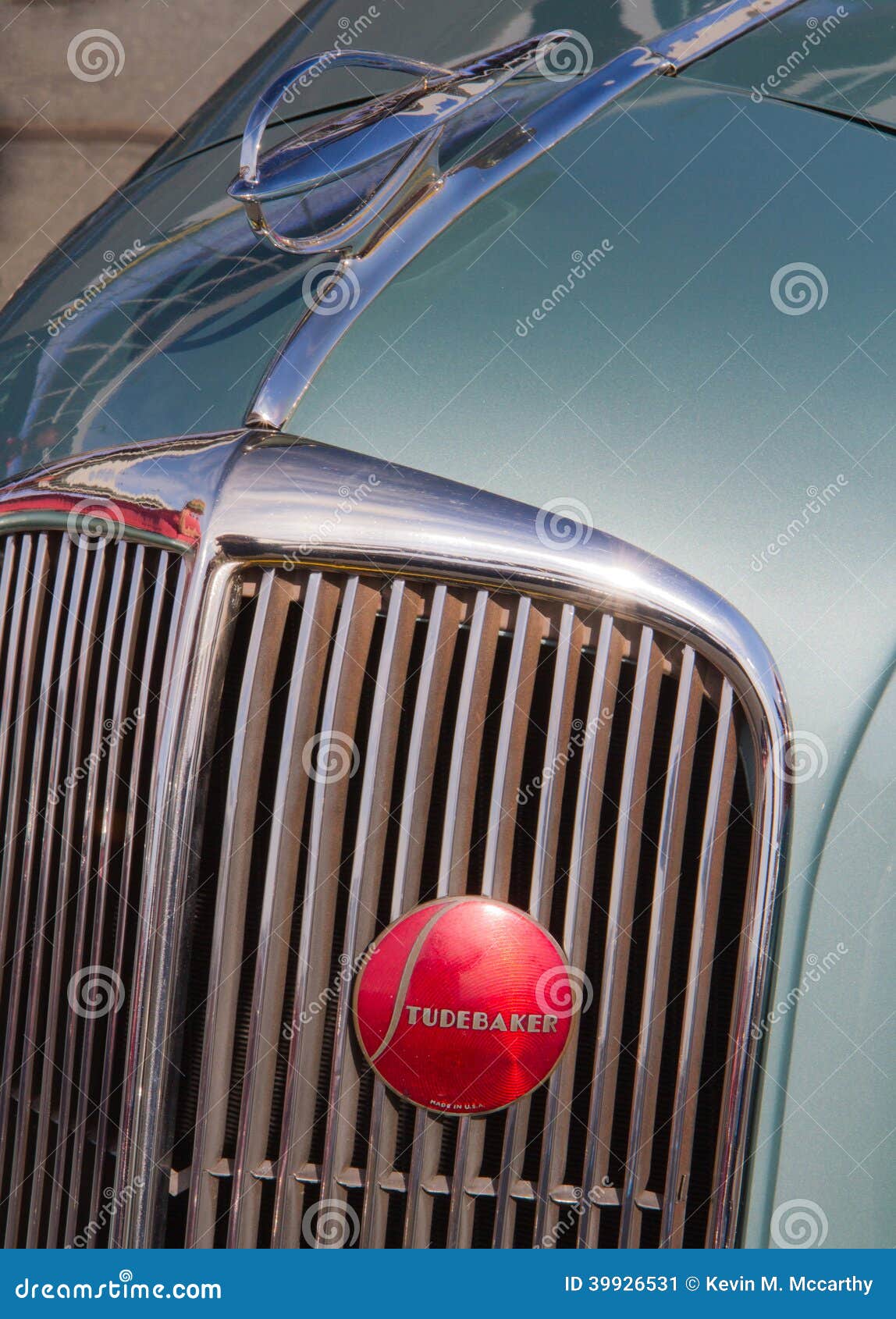 https://thumbs.dreamstime.com/z/classic-studebaker-automobile-concord-nc-april-closeup-view-hood-ornament-front-grille-dictator-auto-display-39926531.jpg
