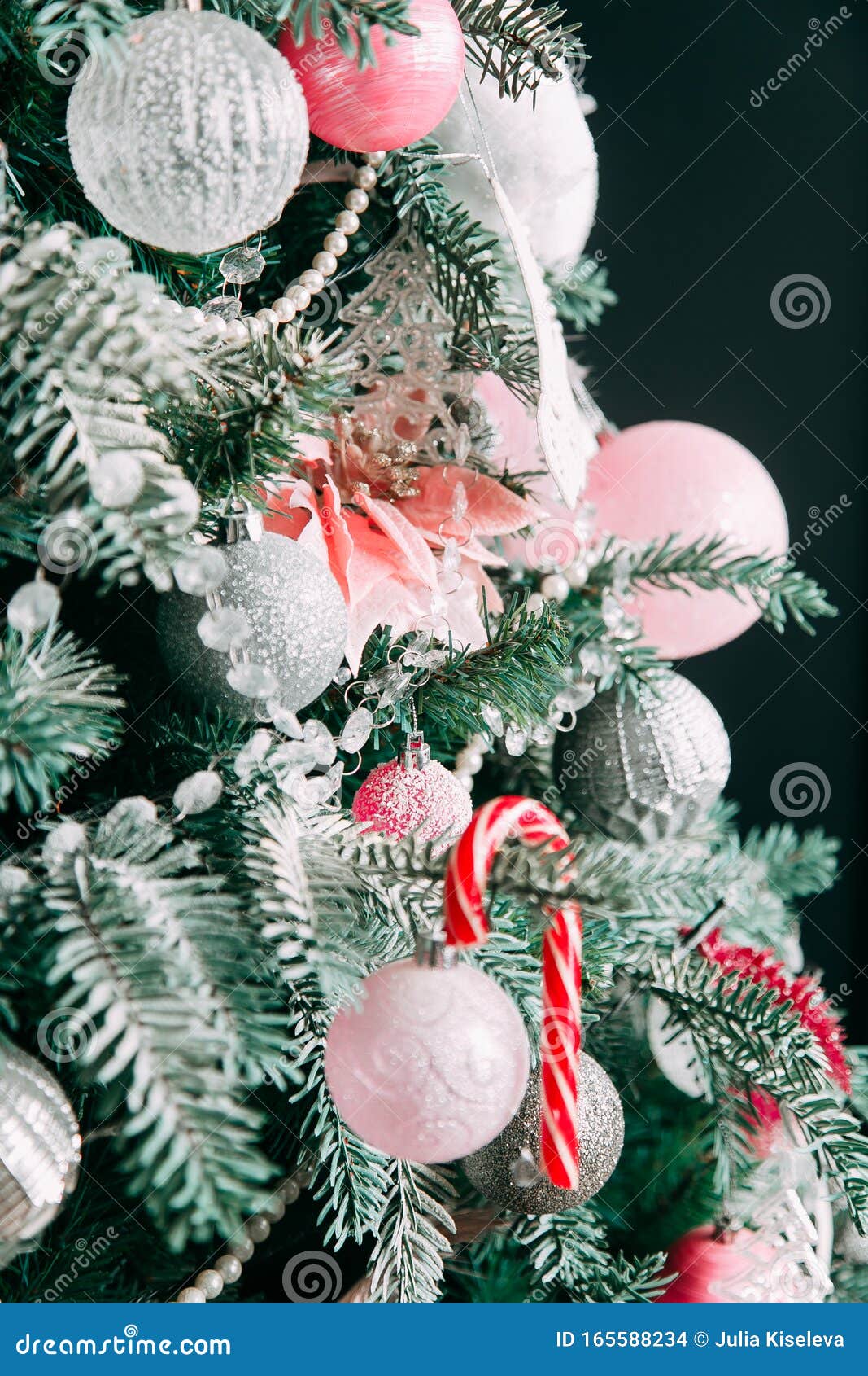 Clausura De Decoraciones De árboles De Navidad Foto de archivo - Imagen de  brillante, nuevo: 165588234