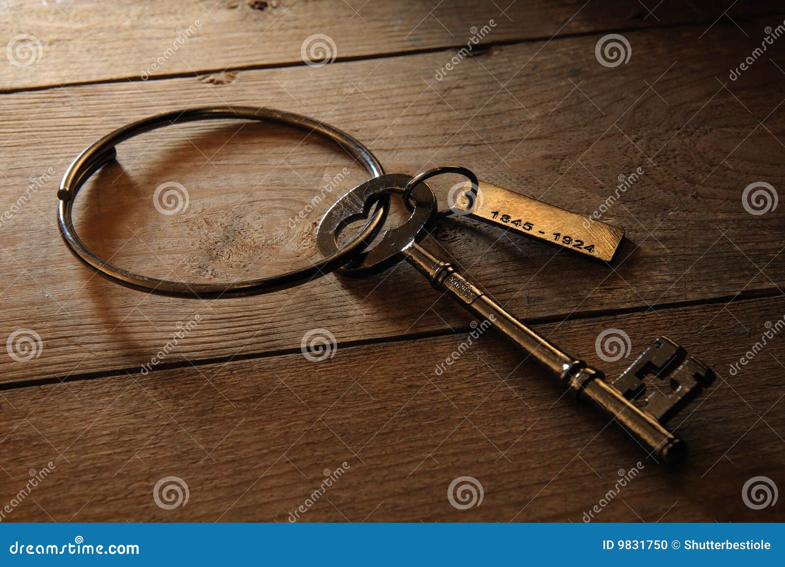 Candado pequeño con llaves en la pila de cadena de metal Fotografía de  stock - Alamy