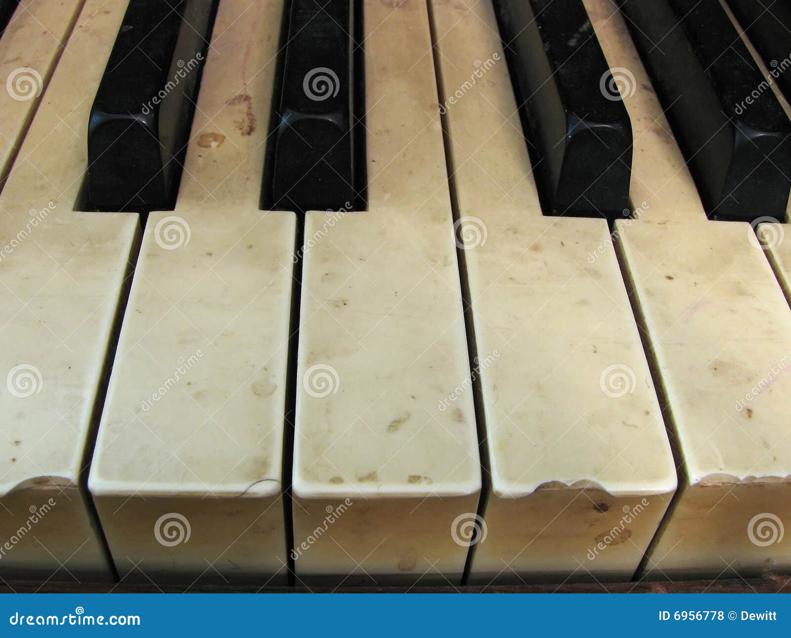 Claves y teclado del piano foto de archivo. Imagen de marfil 6956778