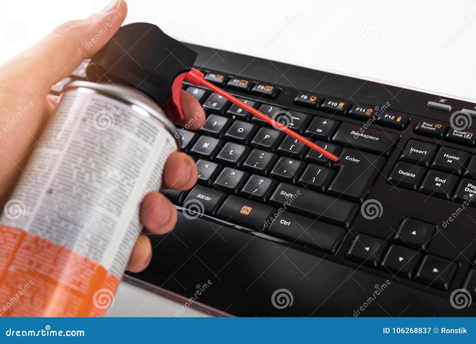 Clavier D'ordinateur De Nettoyage Avec Le Décapant De Pression  Atmosphérique Image stock - Image du nettoyage, poussée: 106268837