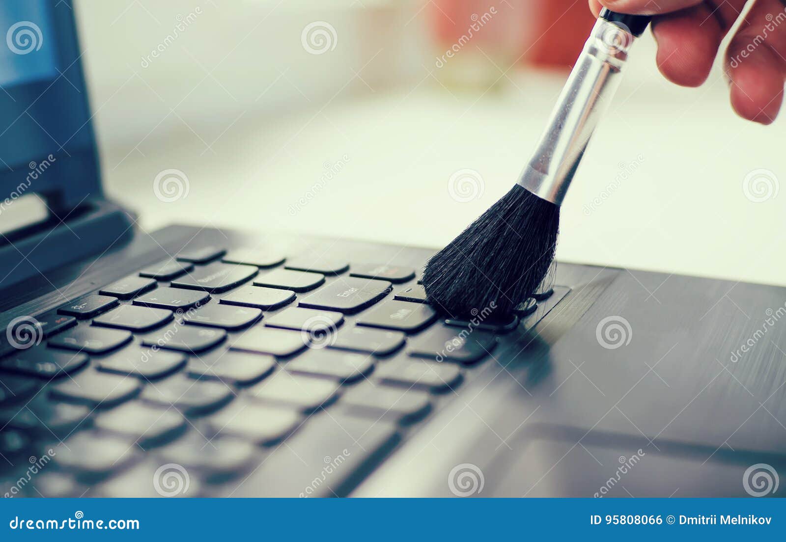 Clavier De Nettoyage Et Ordinateur De Soin Photo stock - Image du