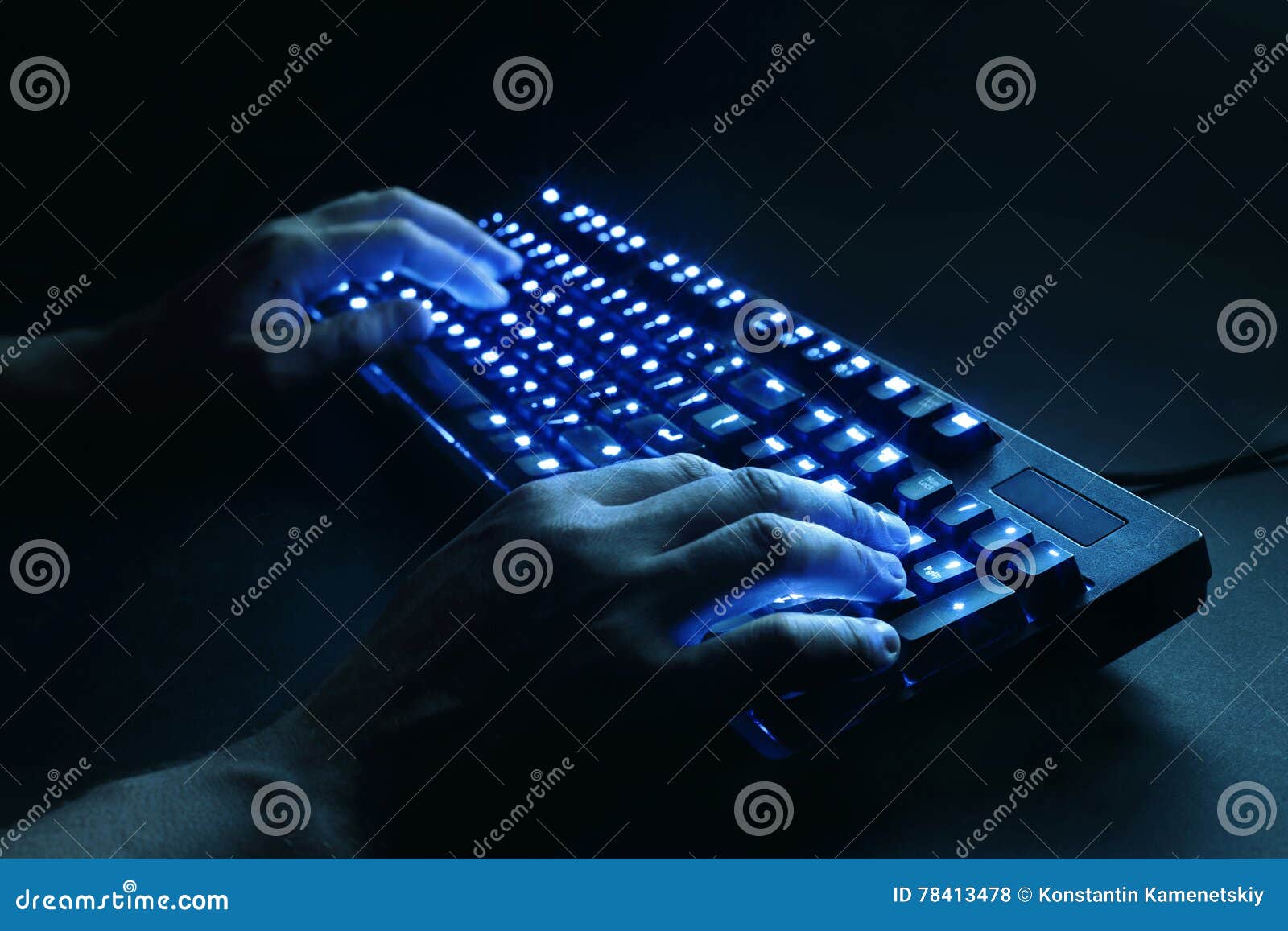 Clavier Lumineux Mains Masculines Dactylographiant Sur Un Ordinateur Photo  stock - Image du concept, bras: 78413478