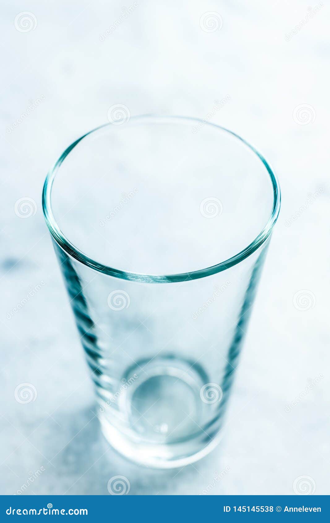 На столе пустой стакан. Пустой стакан на столе. Пустой стакан фото. Полный пустой стакан красивый. Glass about.