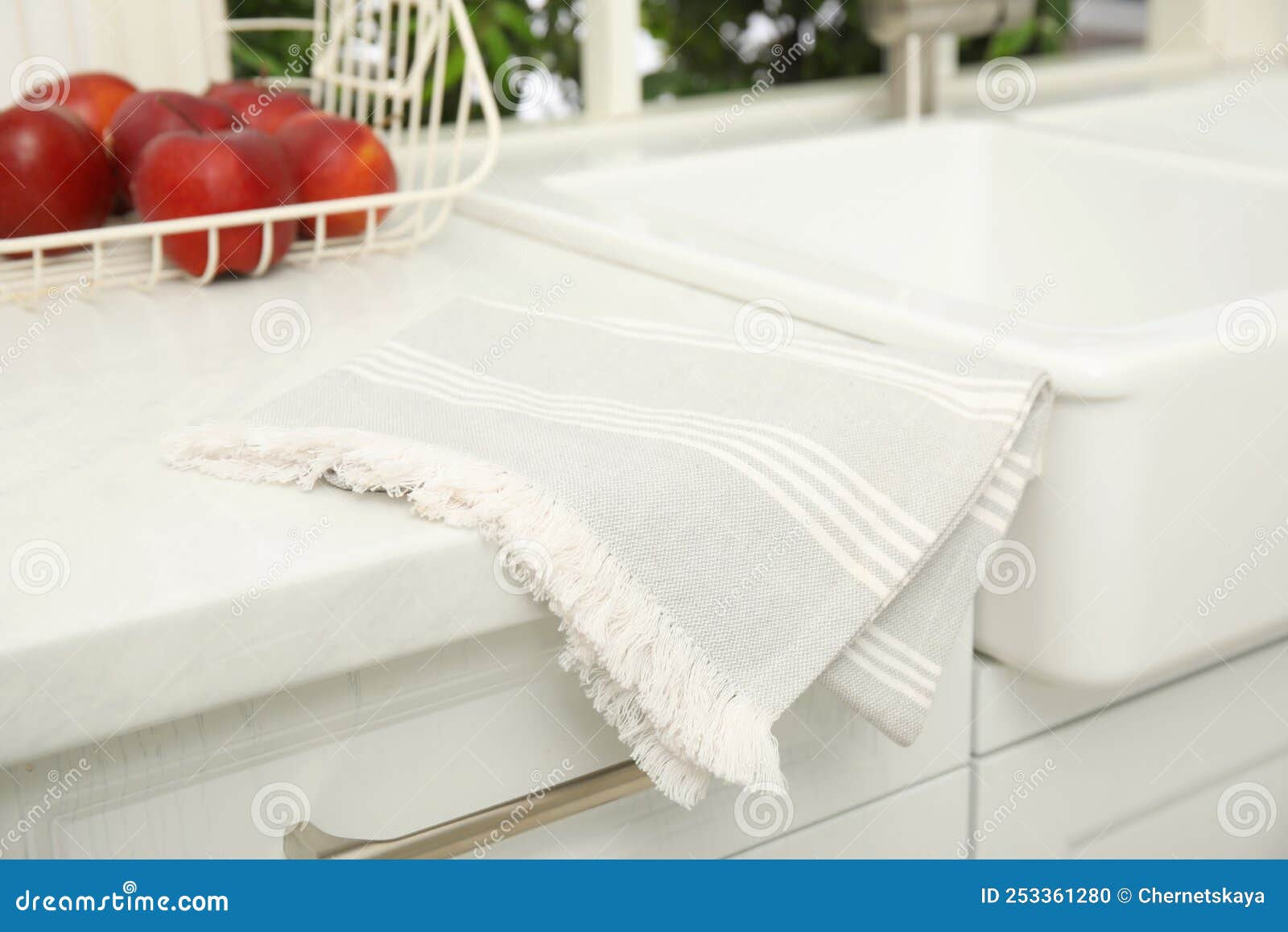 kitchen idea to keep towel near sink