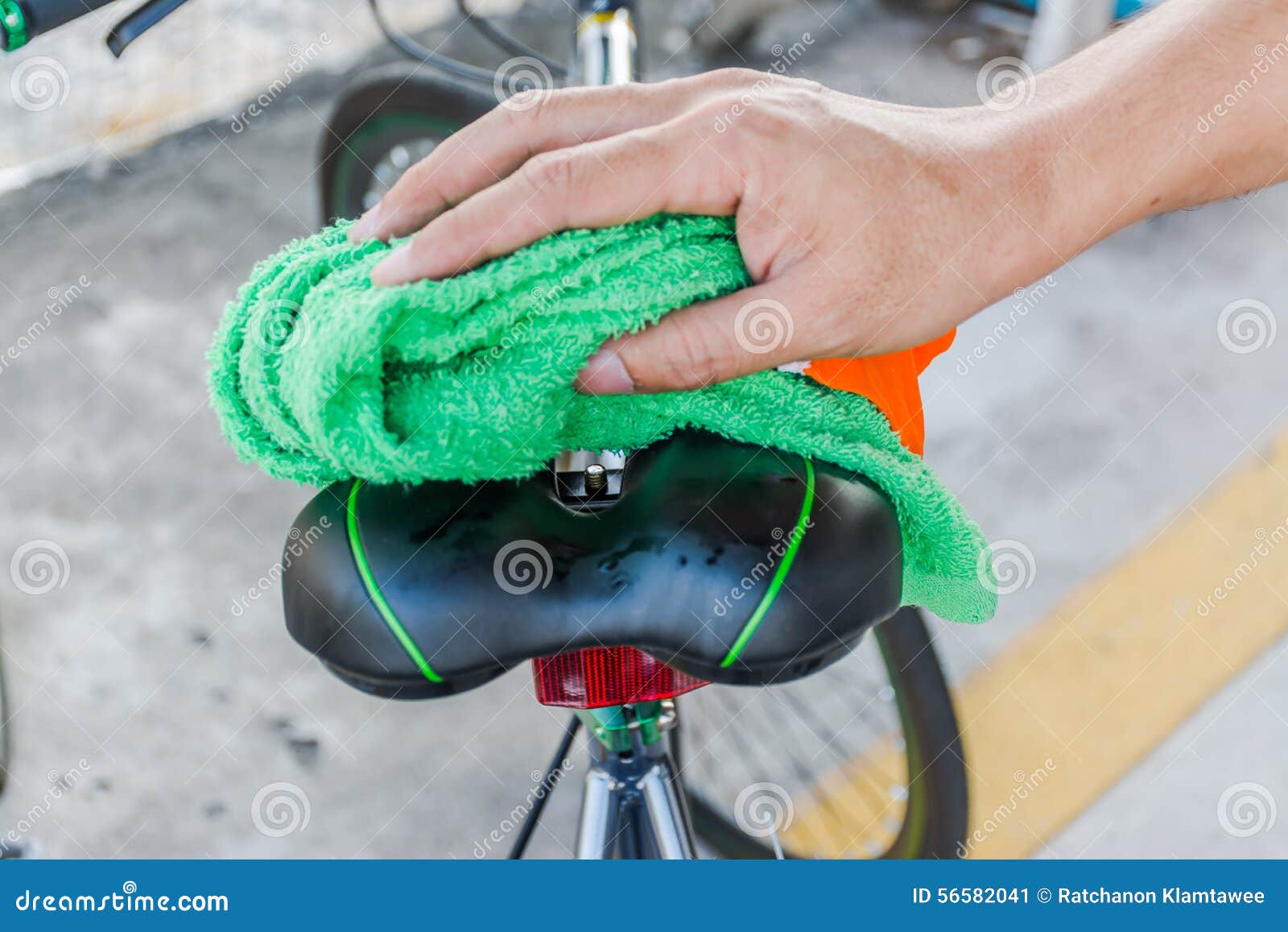 Cleaning body of bicycle stock image. Image of recreation 56582041