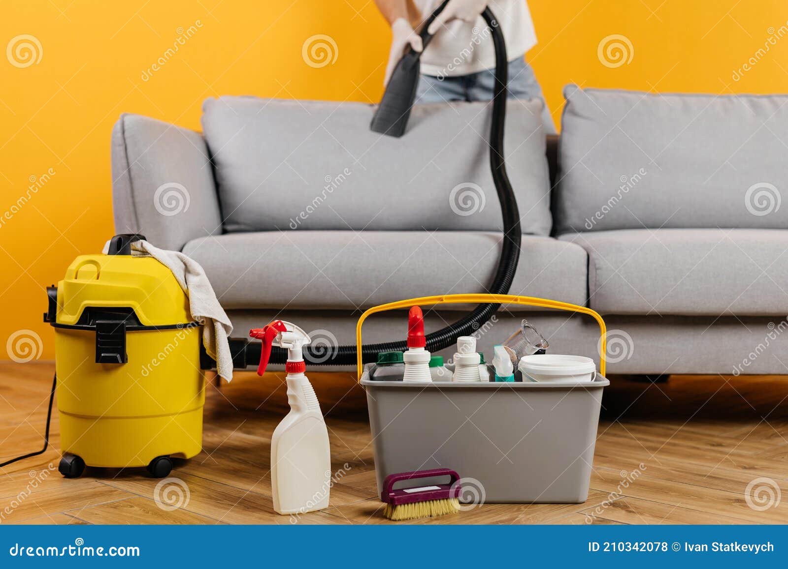 Rusteloosheid Kangoeroe aanpassen Cleaning Service with Professional Equipment during Work , Sofa Dry Cleaning.  Man in Uniform, Overalls and Rubber Gloves Stock Photo - Image of washing,  floor: 210342078