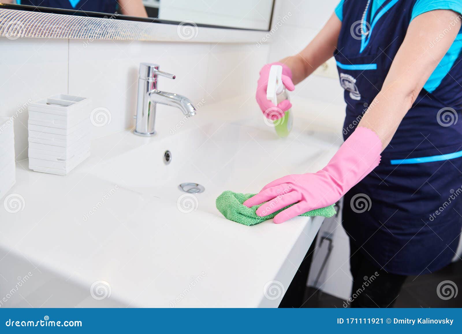 Cleaning Service. Wiping Bathroom Wash Basin Stock Image - Image of  sprayer, liquid: 171111921