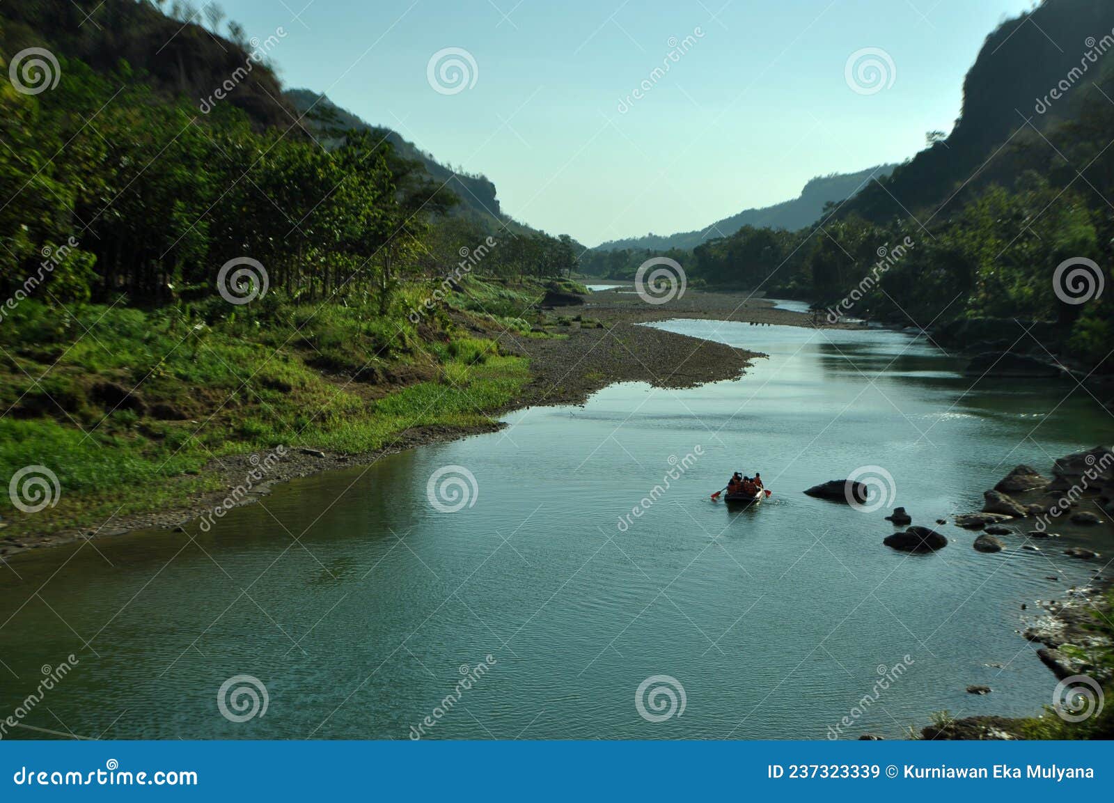 sungai di antara tebing